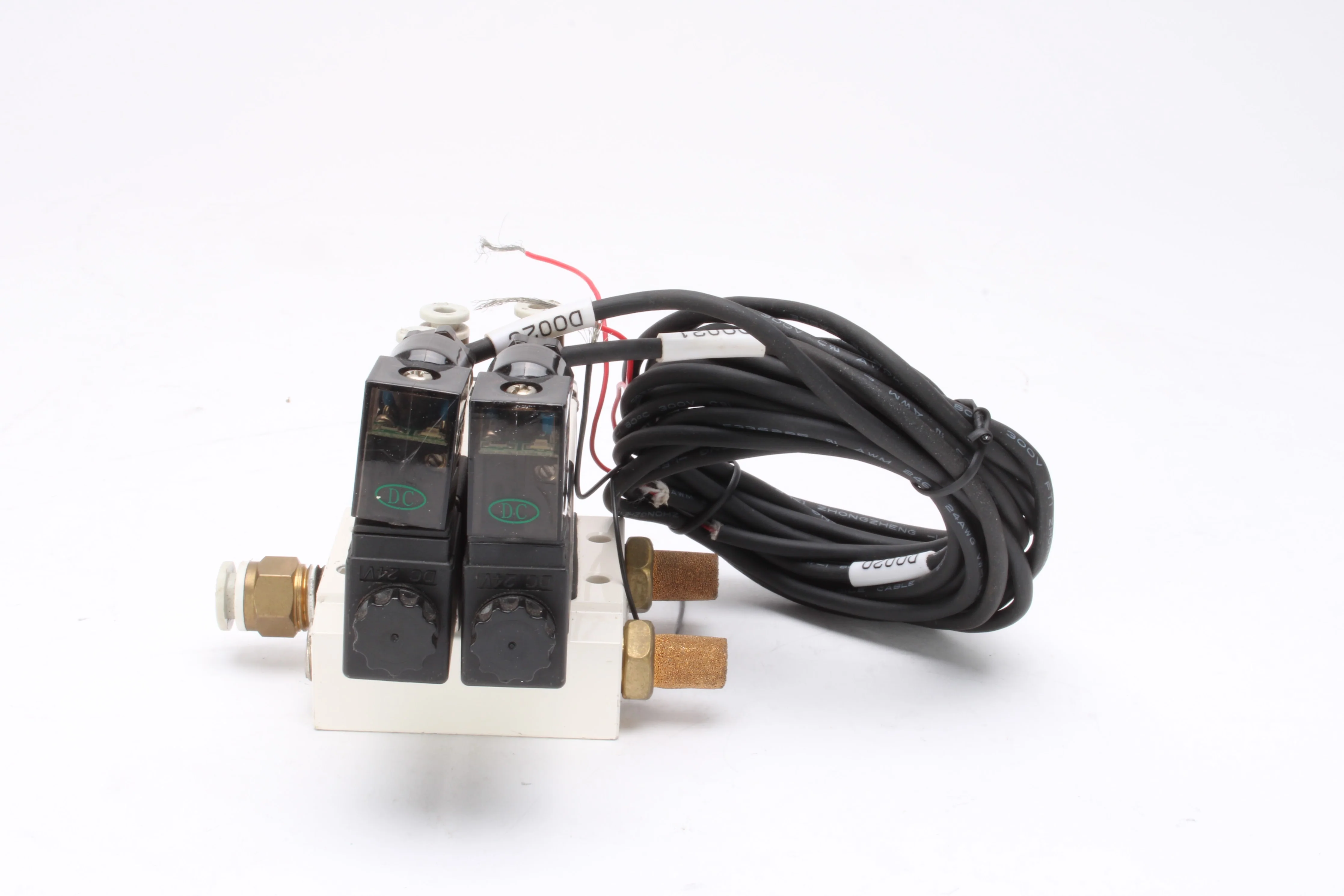AirTAC 2x 4V110-06 Solenoid Air Valves With Manifold - Image 3