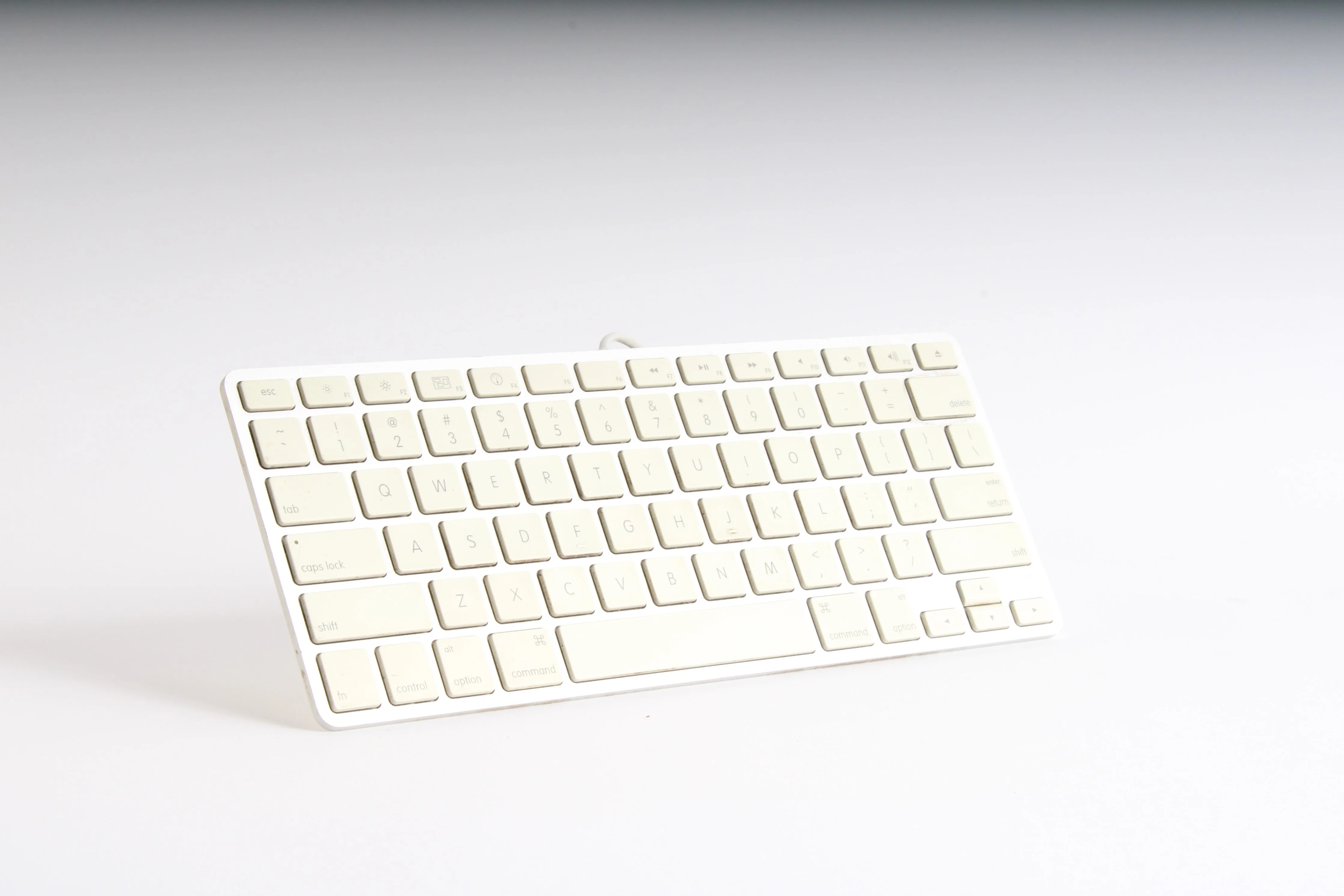 Apple A1242 Ultra Thin Aluminum Wired Keyboard - Yellowing On Keys