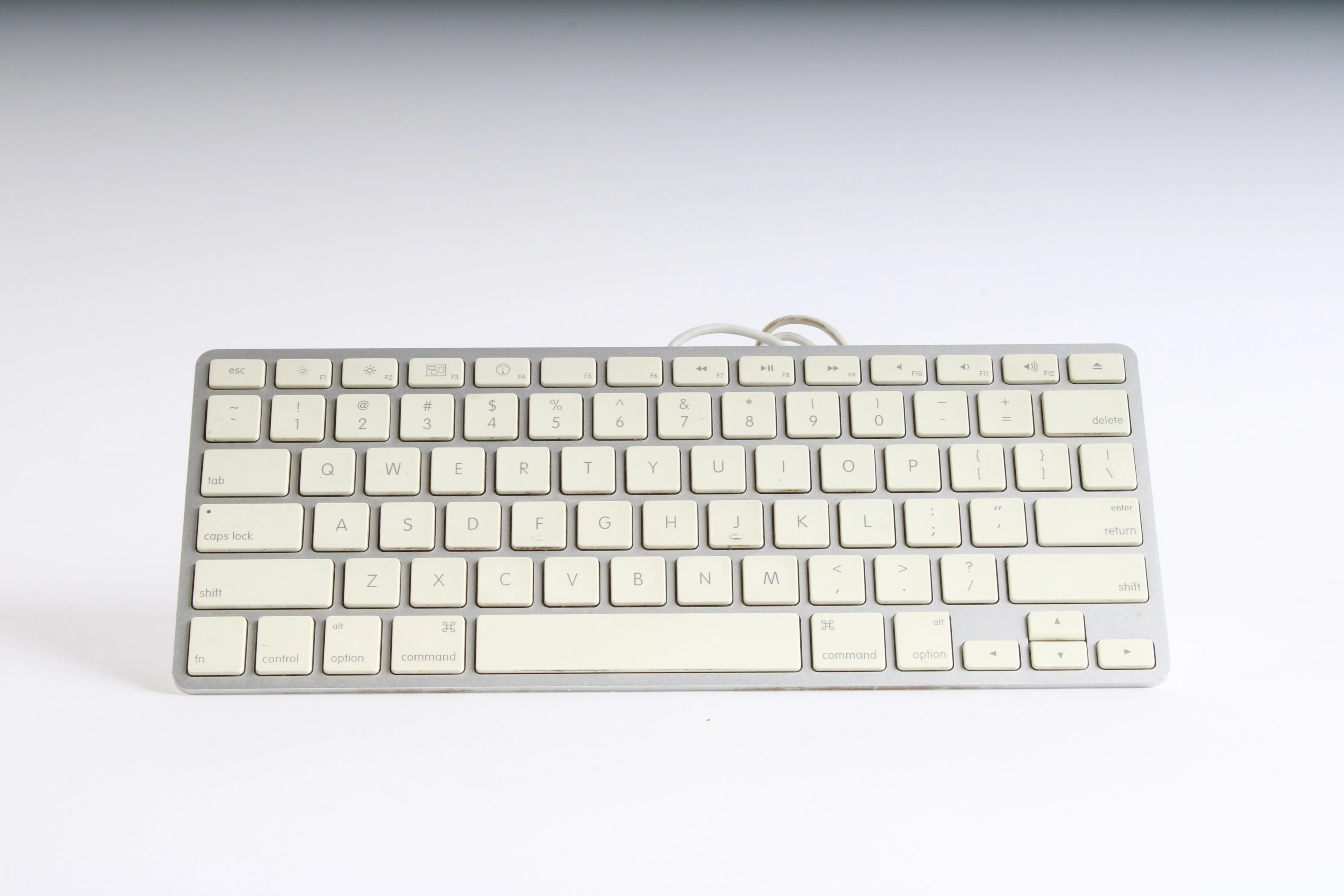 Apple A1242 Ultra Thin Aluminum Wired Keyboard - Yellowing On Keys - Image 4