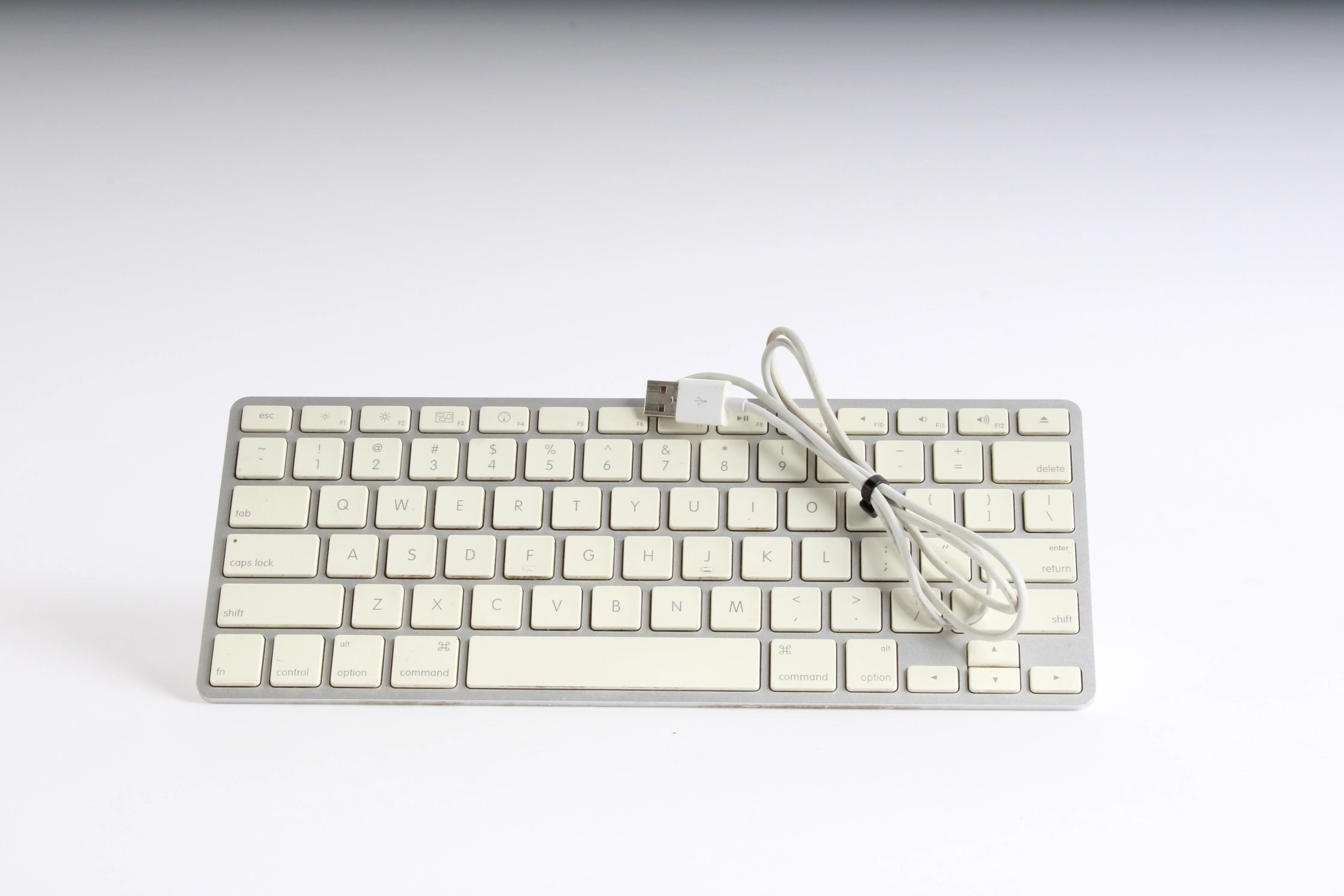 Apple A1242 Ultra Thin Aluminum Wired Keyboard - Yellowing On Keys - Image 5