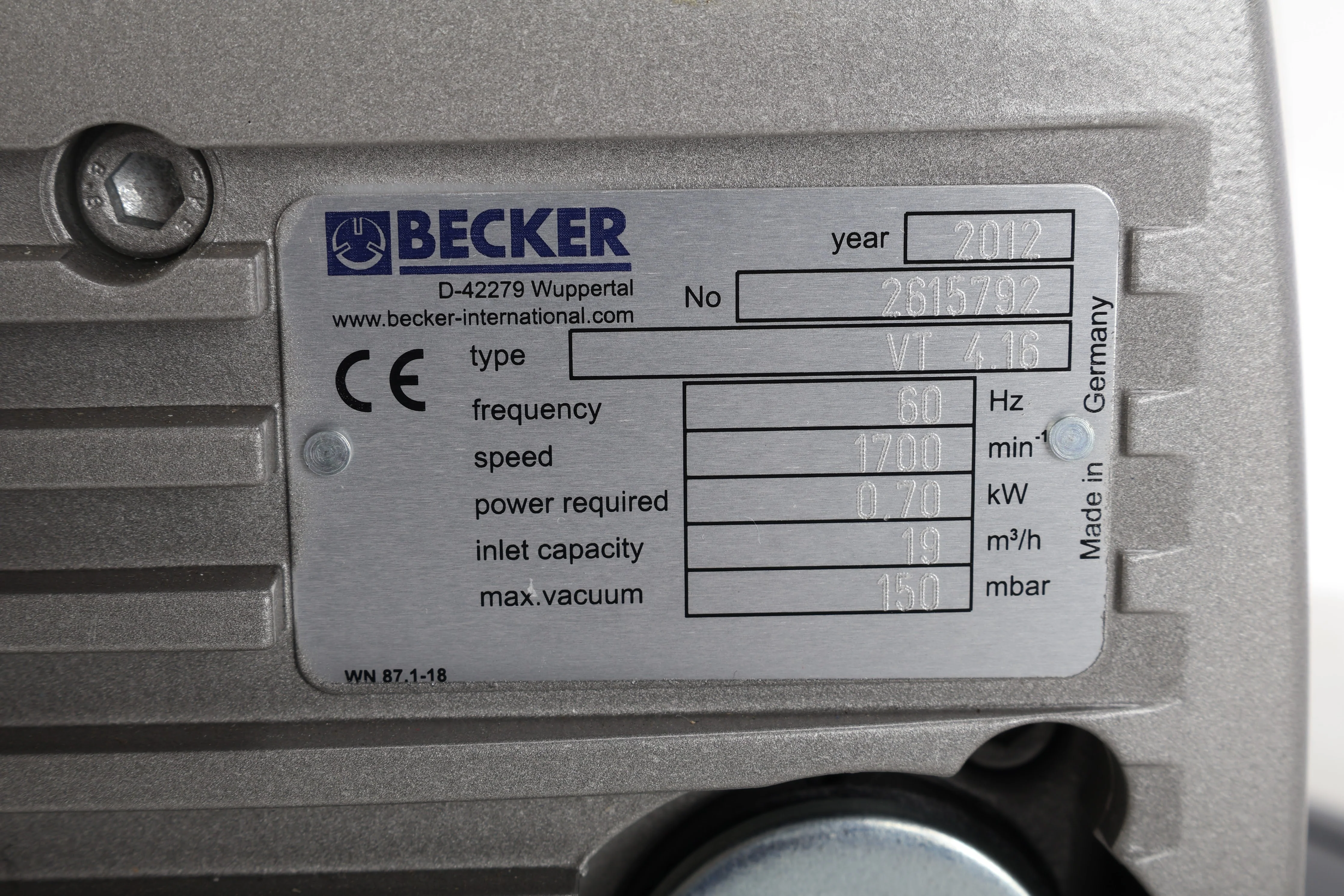 Becker VT 4.16 Rotary Vane Vacuum Pump With Hose - Image 4