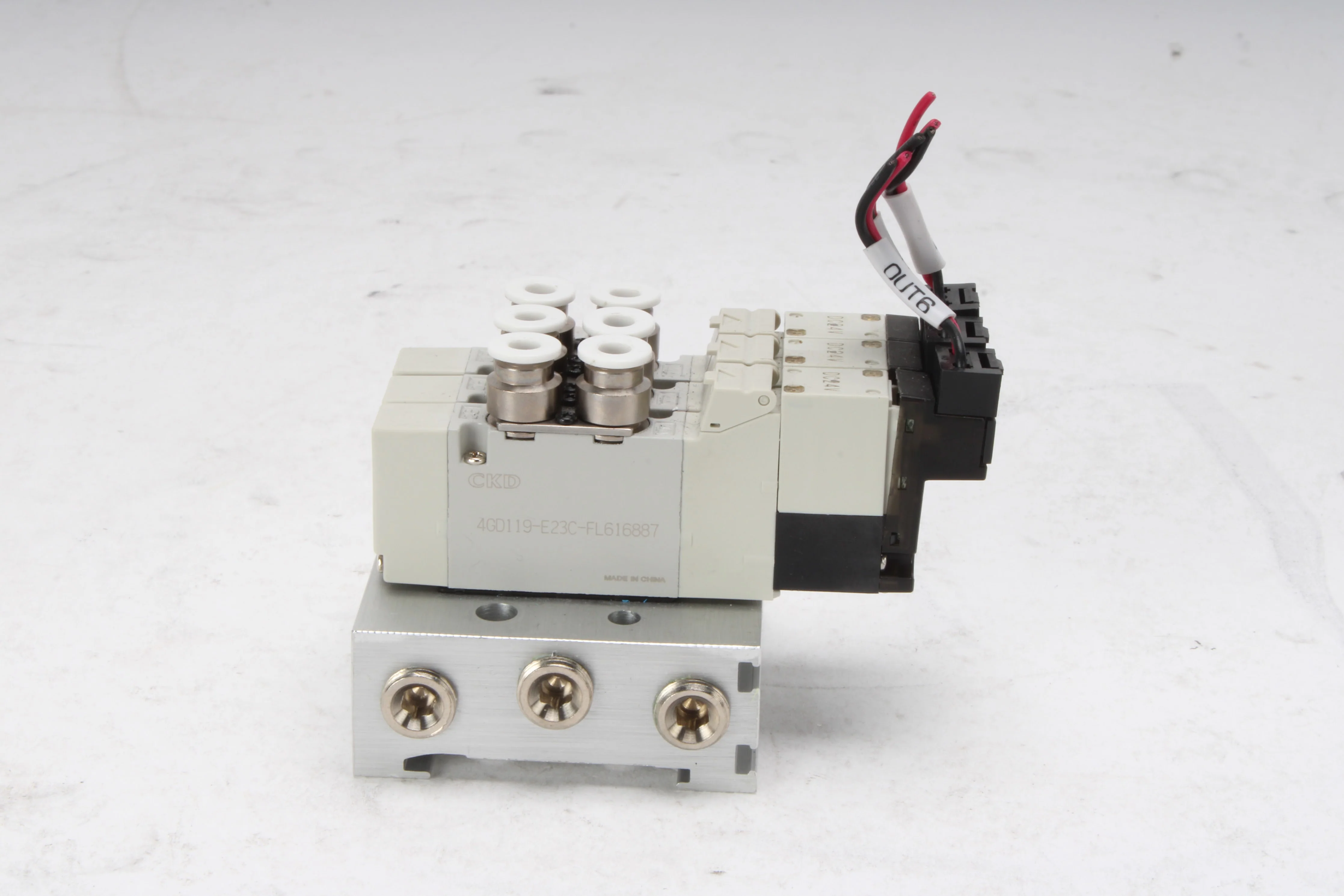 CKD 3x 4GD119-E23C-FL616887 Solenoid Air Valves With Manifold