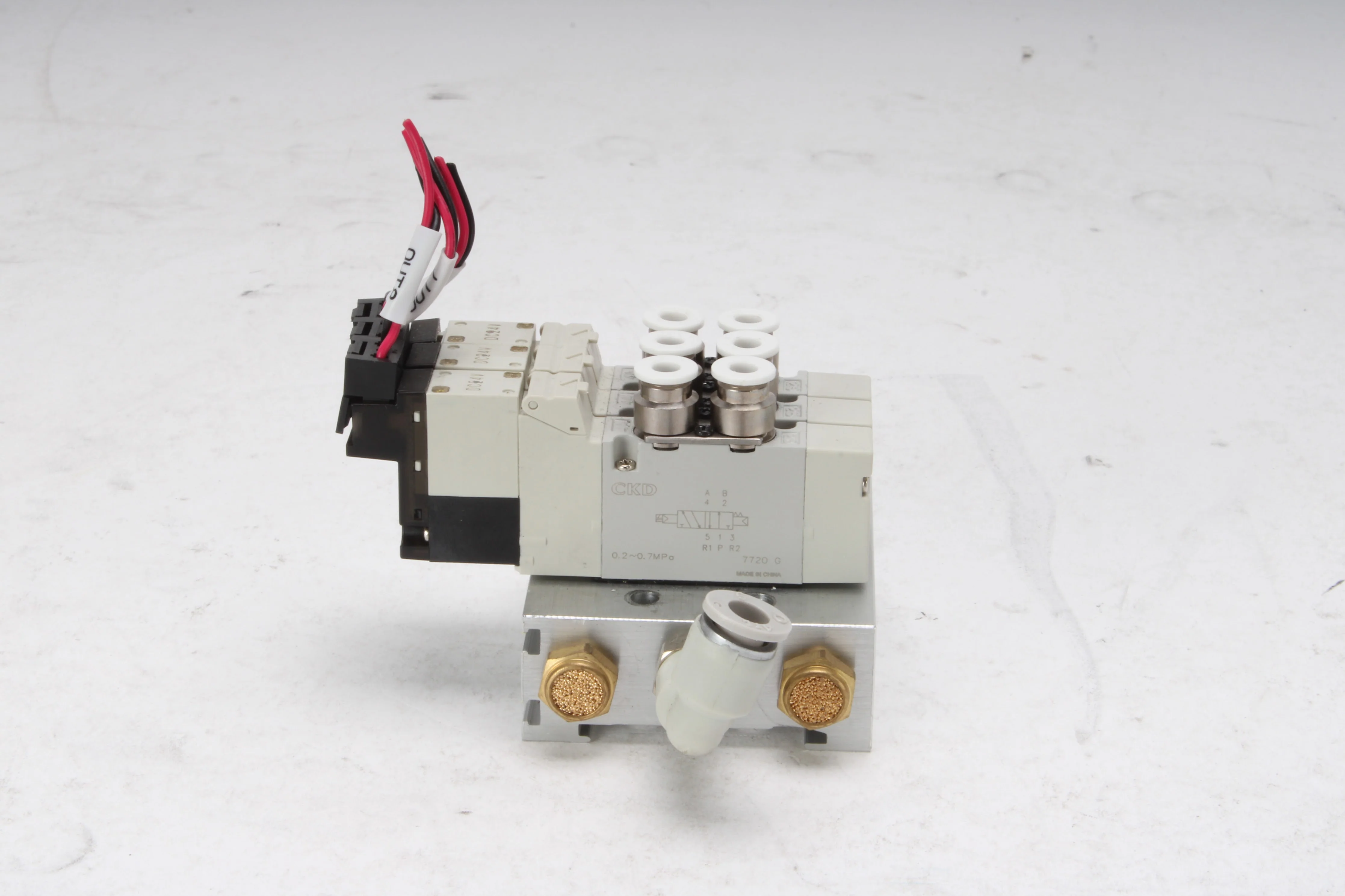 CKD 3x 4GD119-E23C-FL616887 Solenoid Air Valves With Manifold - Image 3
