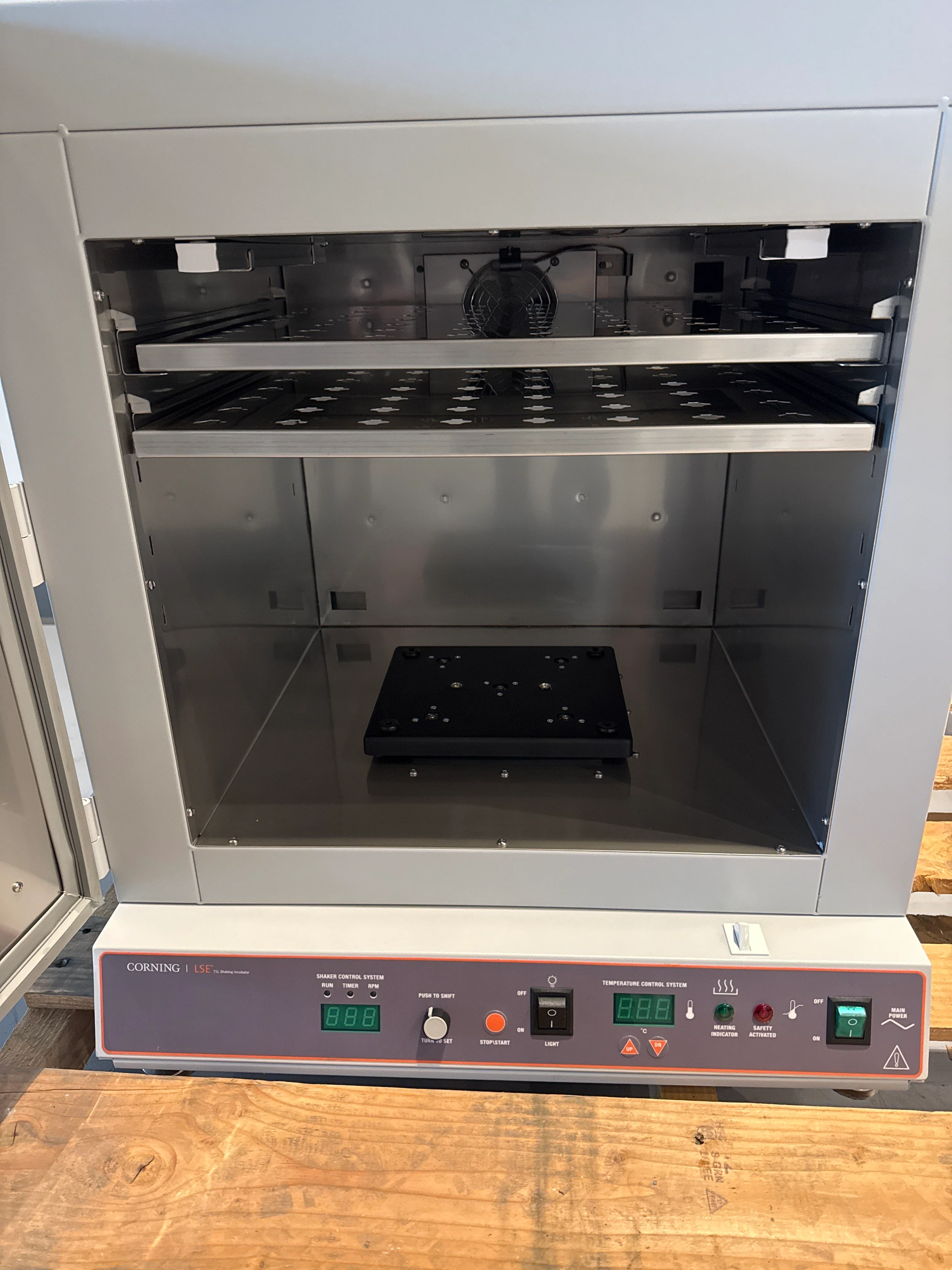 Corning 6753 LSE Shaking Incubator 71-Liters 120V With 2x Shelves and Platform - Image 5