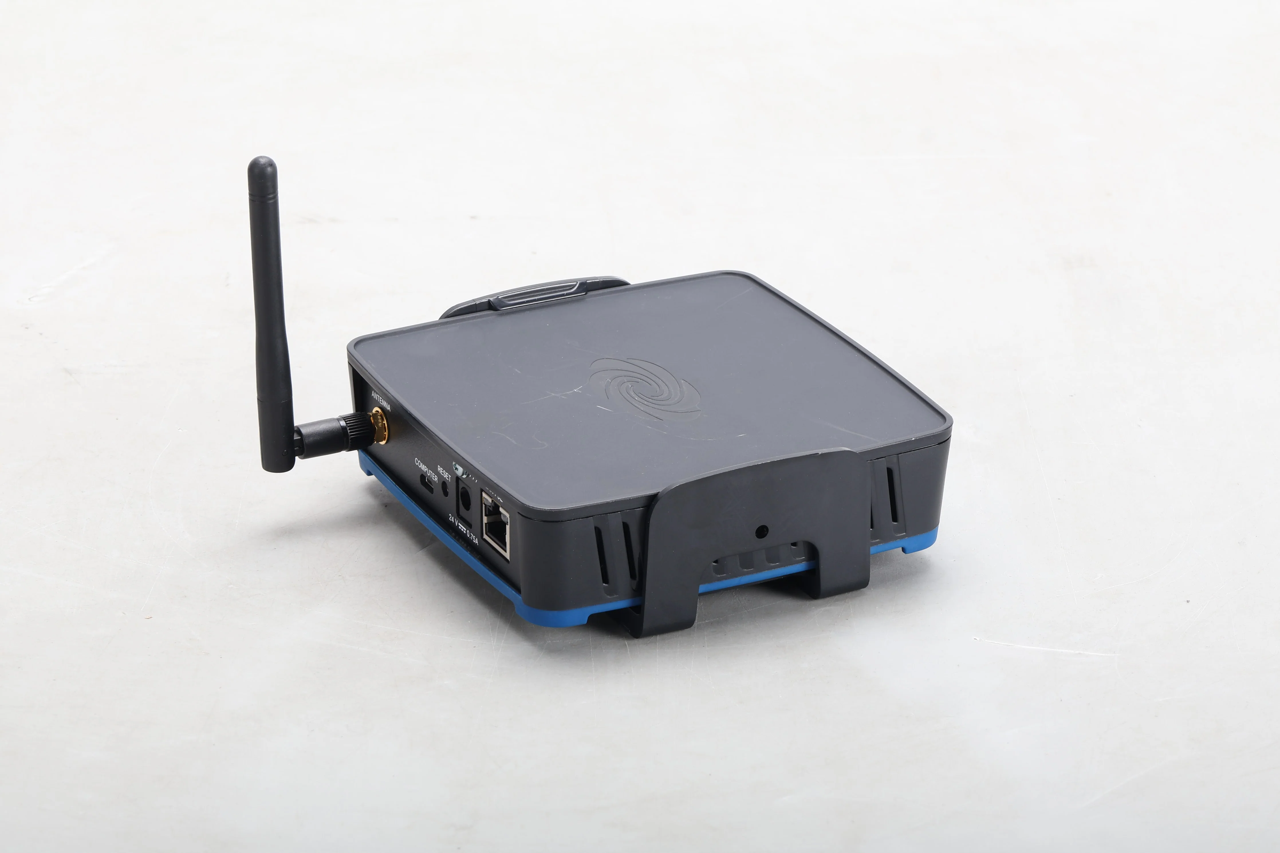 Crestron CEN-GWEXER-PWE 2-Way RF Wireless Gateway With Antenna and Mount - Image 4