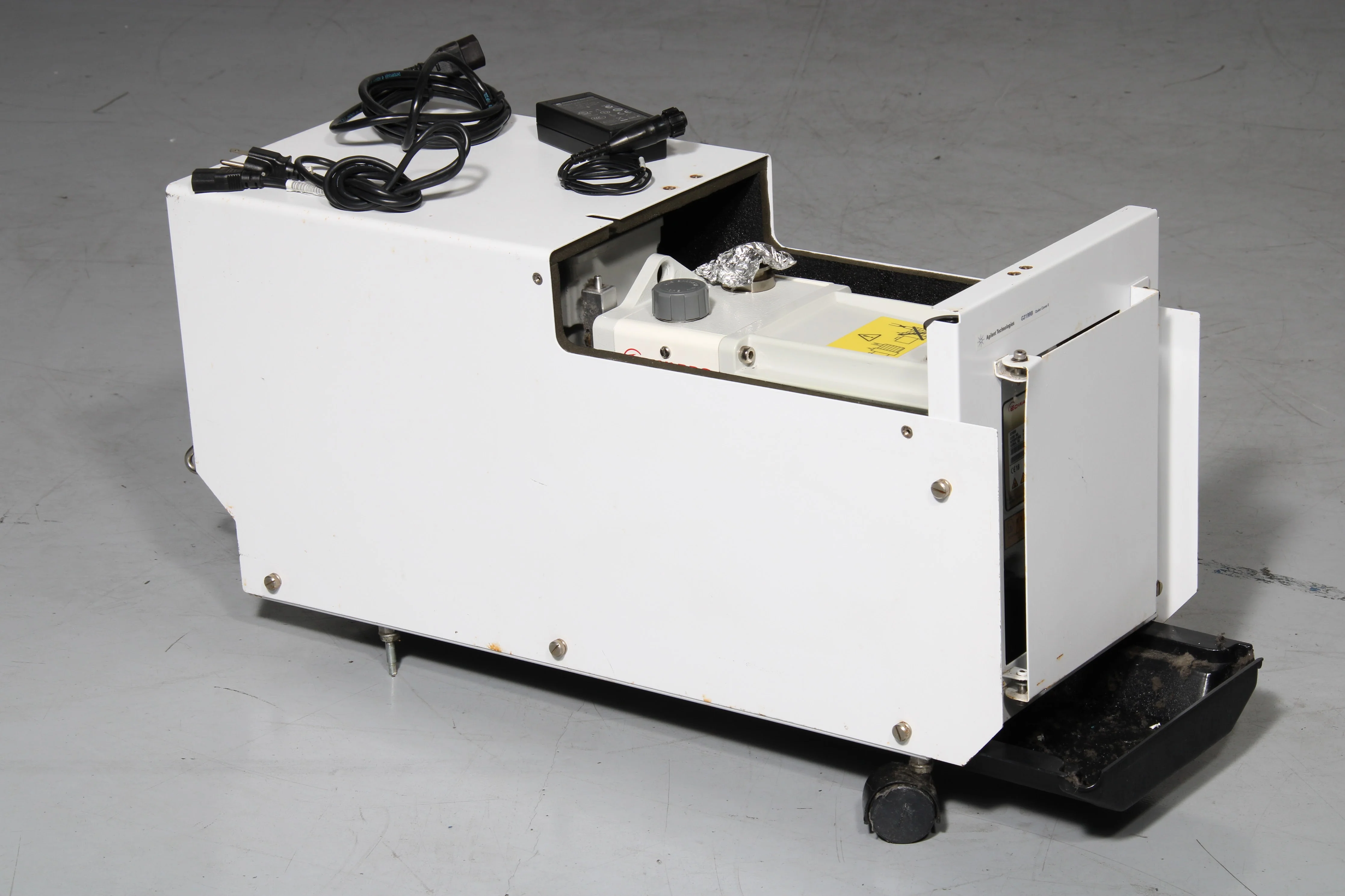 Edwards E2M30 Vane Vacuum Pump With Agilent G3199B Enclosure and Power Adapter