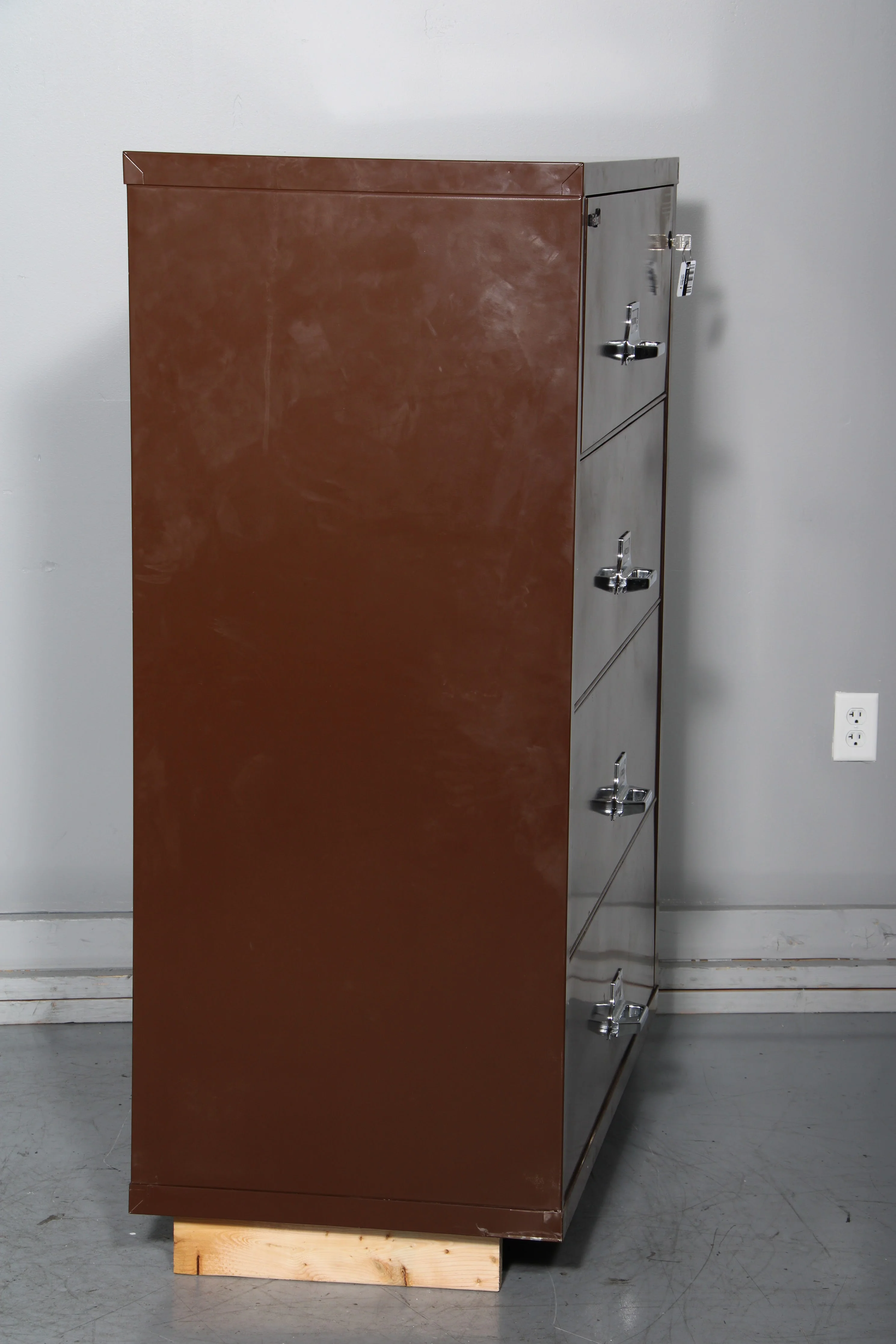 FireKing 4-4422-C 4-Drawer Lateral File Cabinet With Key - Fair Condition - Image 4