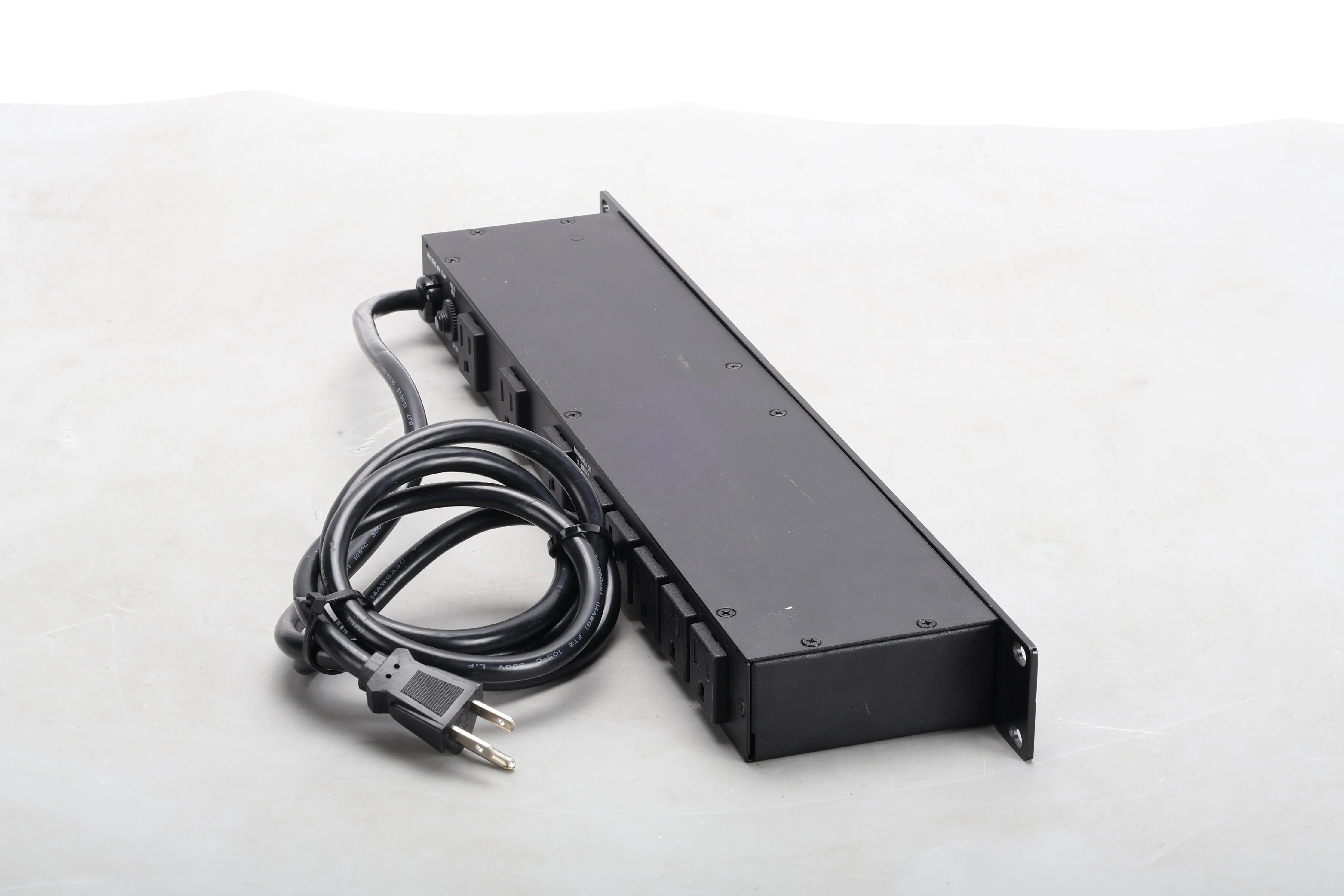 Furman M-8x2 8-Outlet Power Conditioner - Image 4