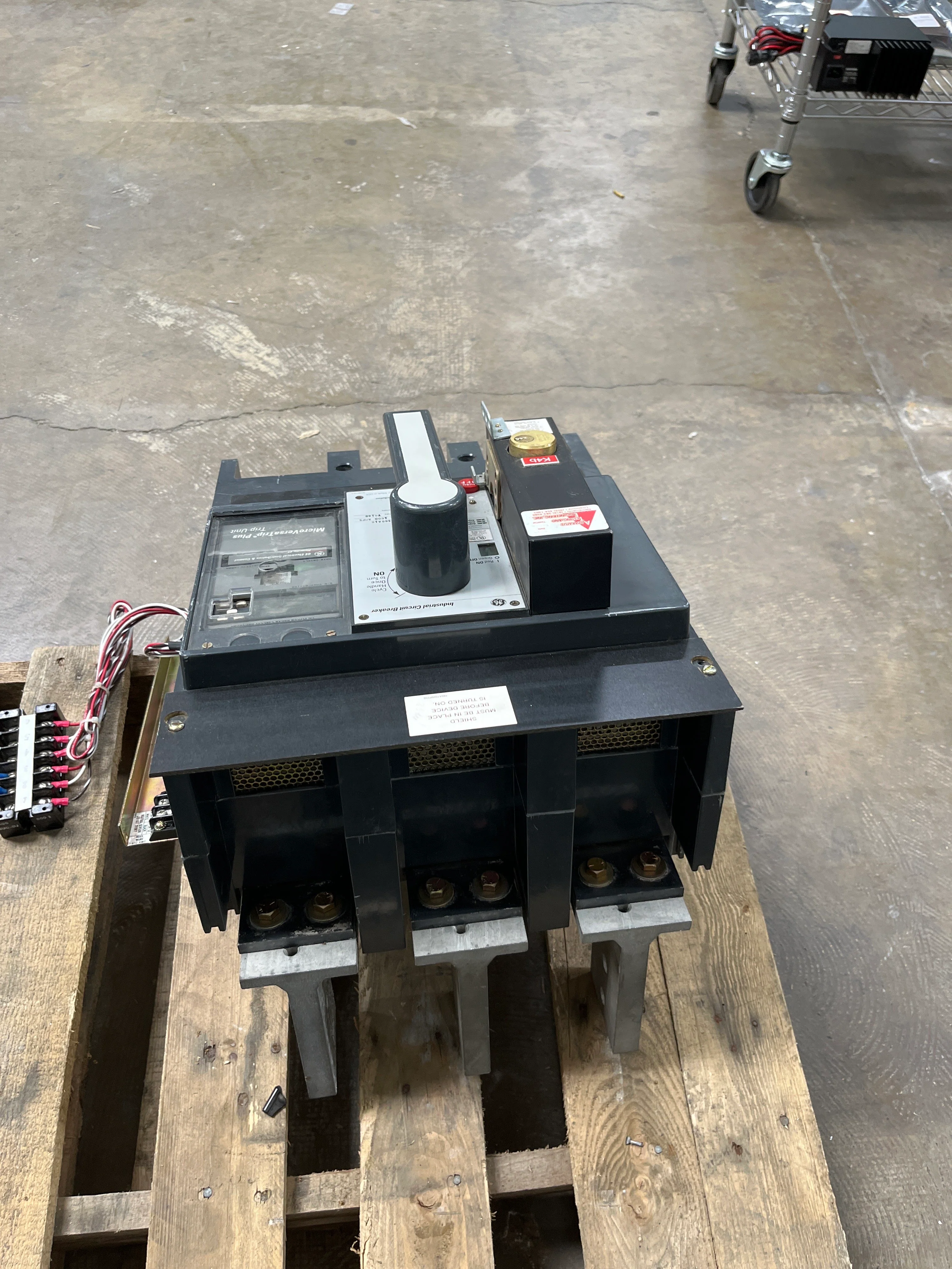 GE TRLA36BA16 3 Pole 1600 Amp 600v Circuit Breaker - Missing Wire Shield - Image 5