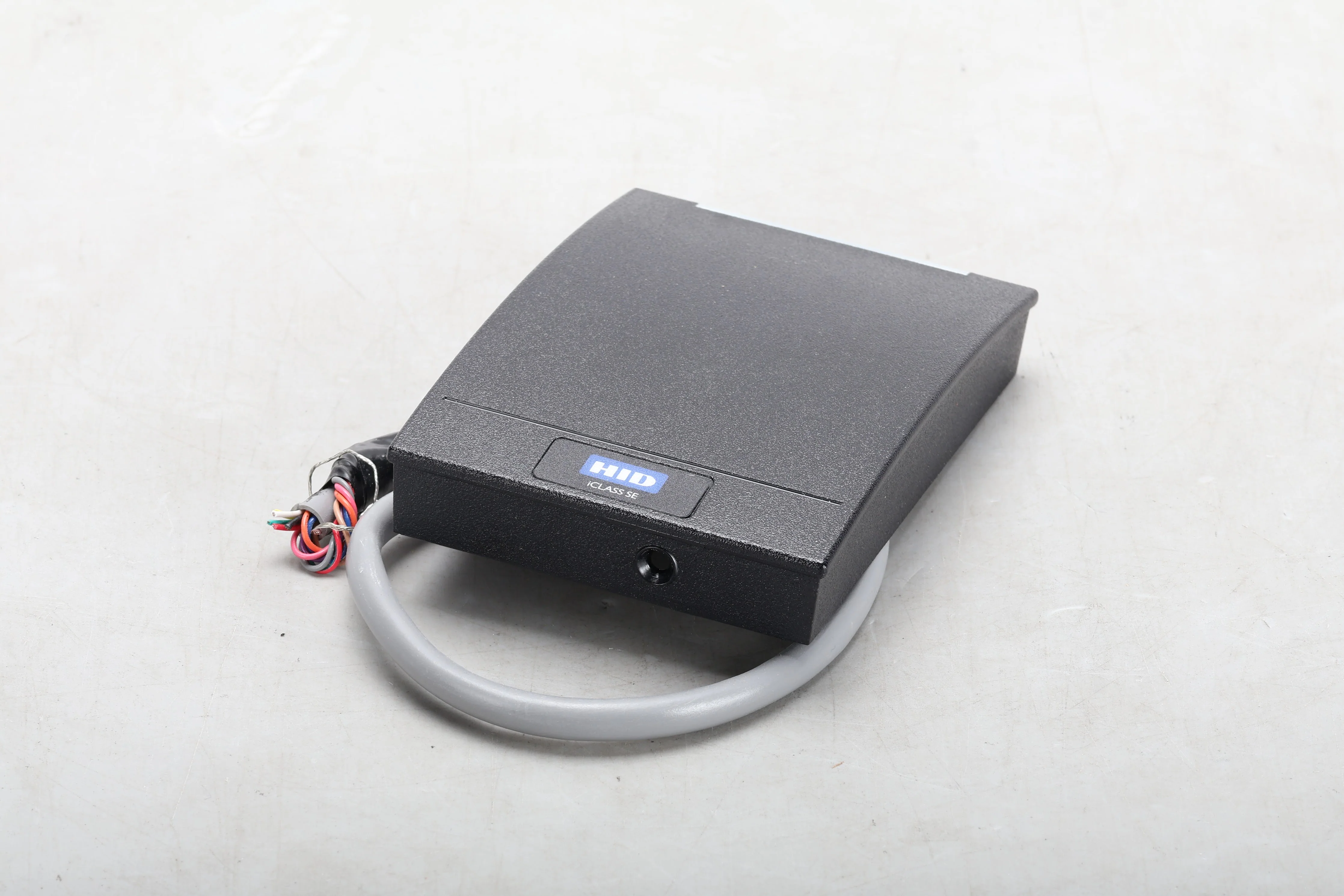 HID RP40 multiCLASS SE Wall Switch Reader 920PTNNEK00000 With Mount and Screws - Image 2