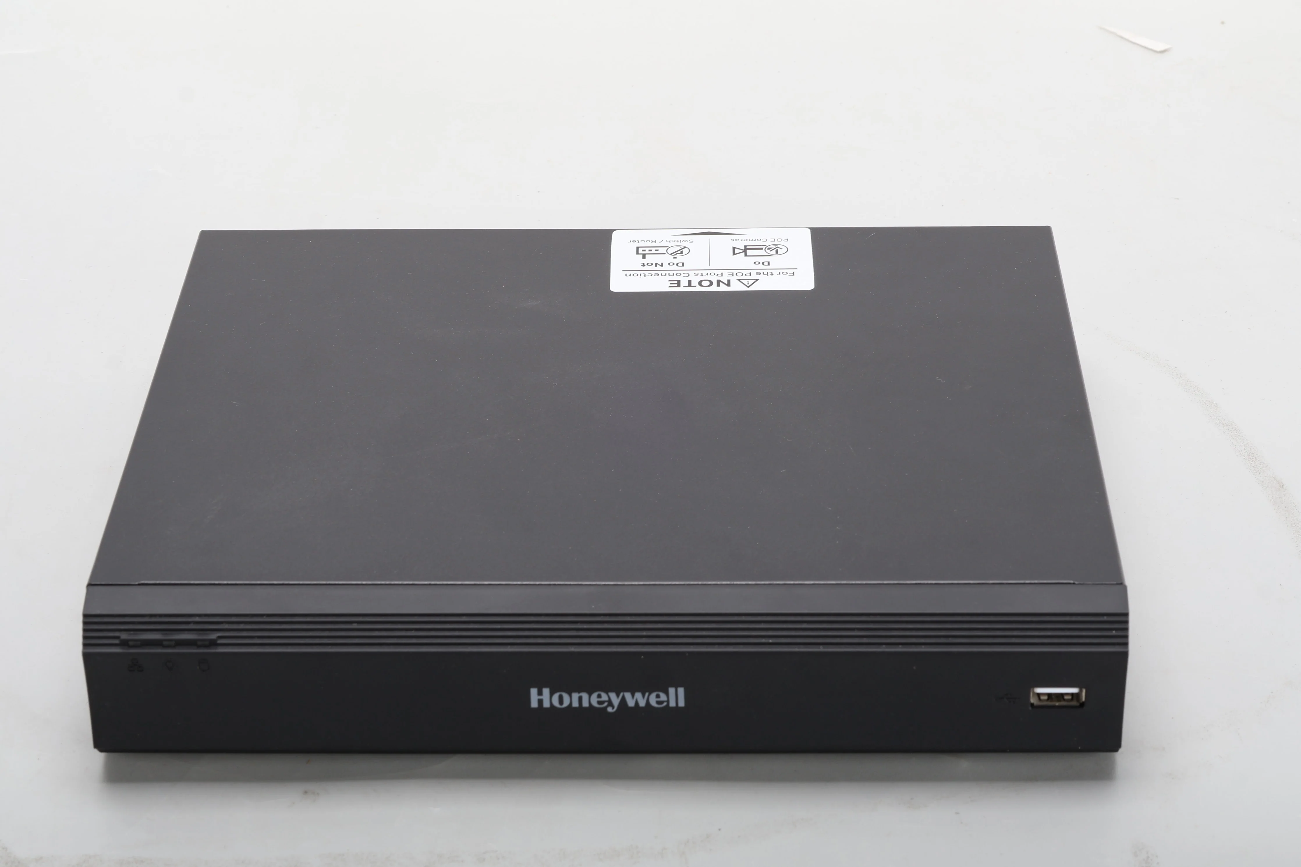 Honeywell HEN04023V 4-Channel 4K UHD PoE NVR With 2TB HDD and Accessories - Image 3