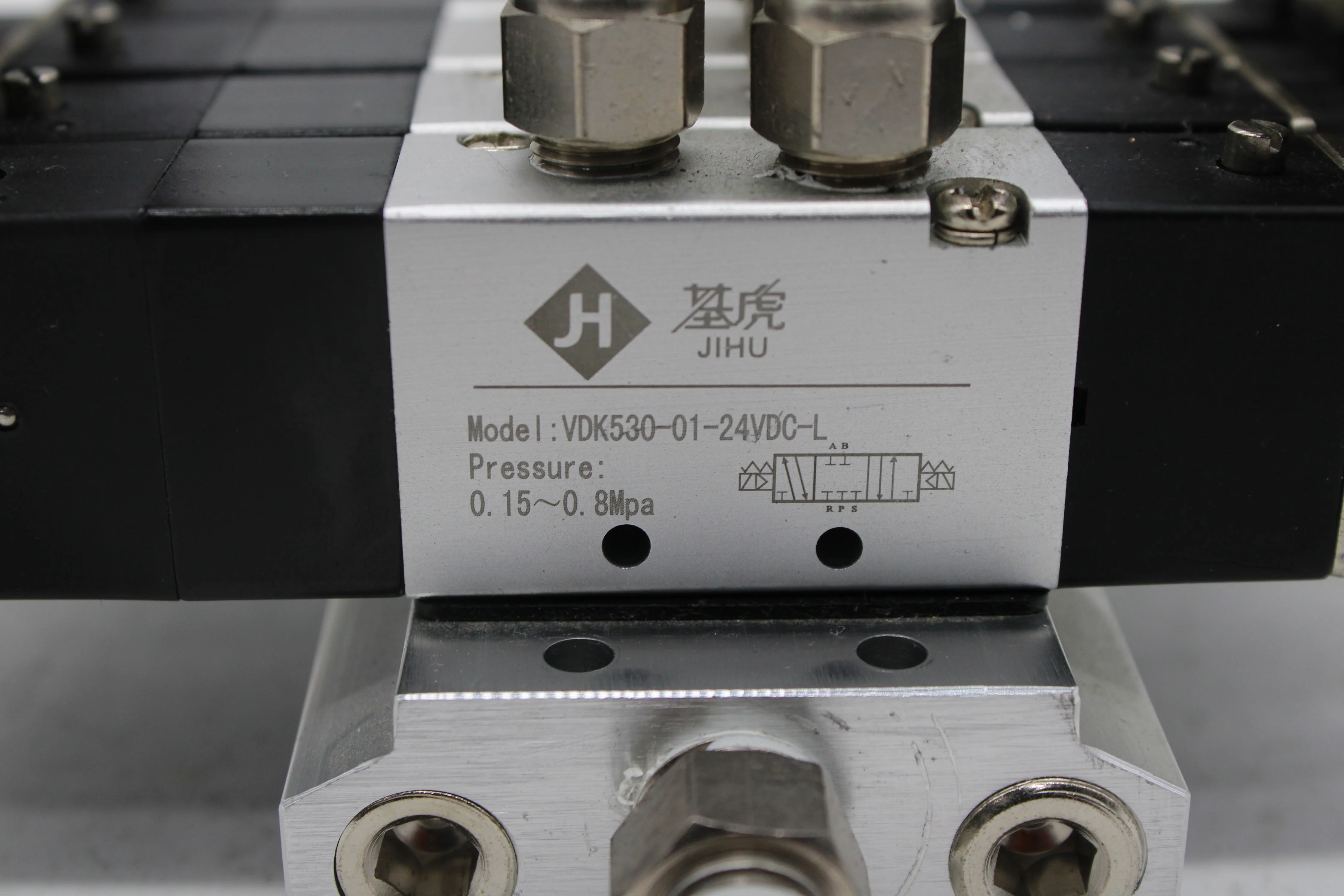 JIHU 4x VDK530-01-24VDC-L Pressure Valves 0.15 - 0.8  on Manifold - Image 2