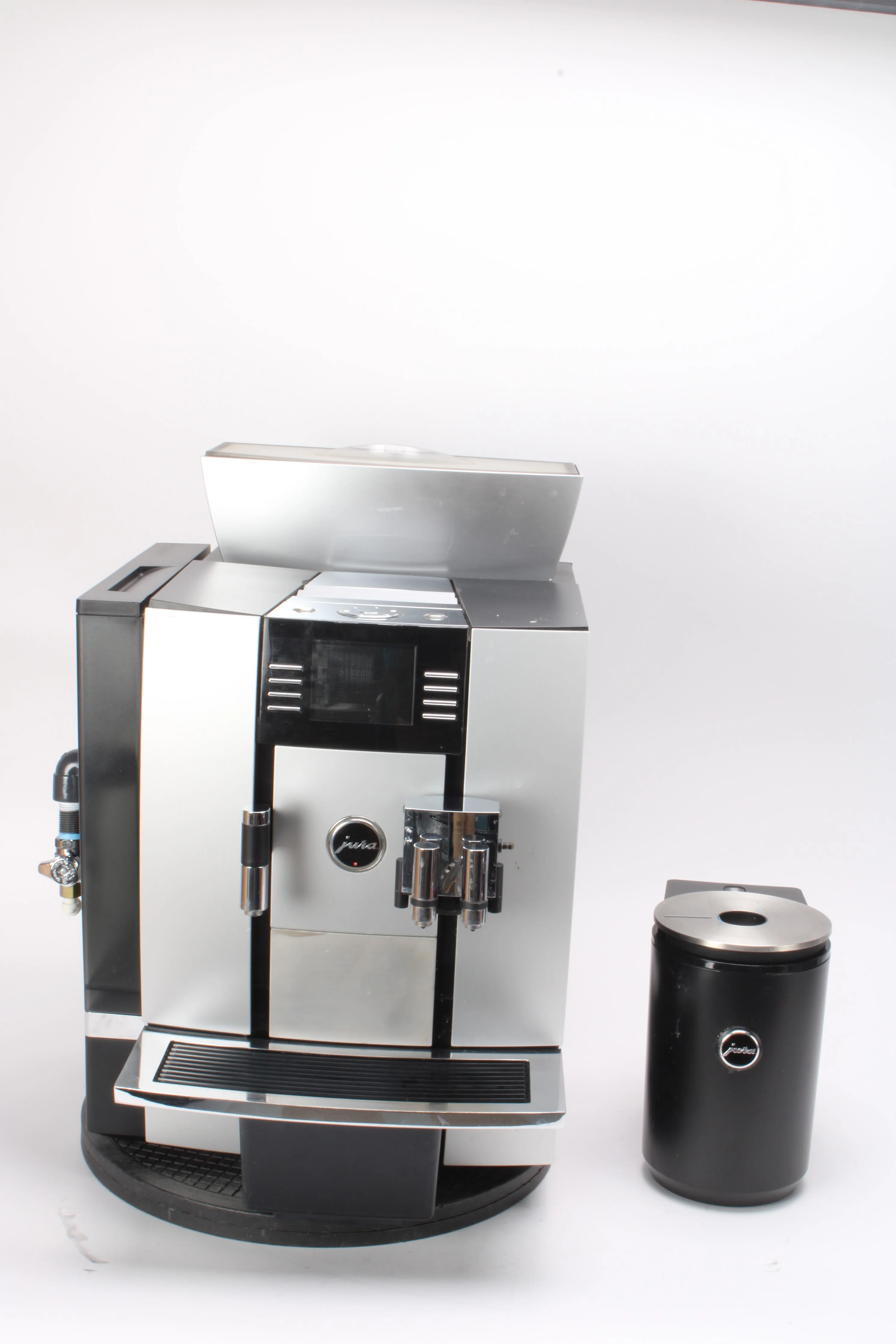 Jura Giga W3 Professional Espresso Machine Total Cups: 23377 W/ Milk Cooler 583W