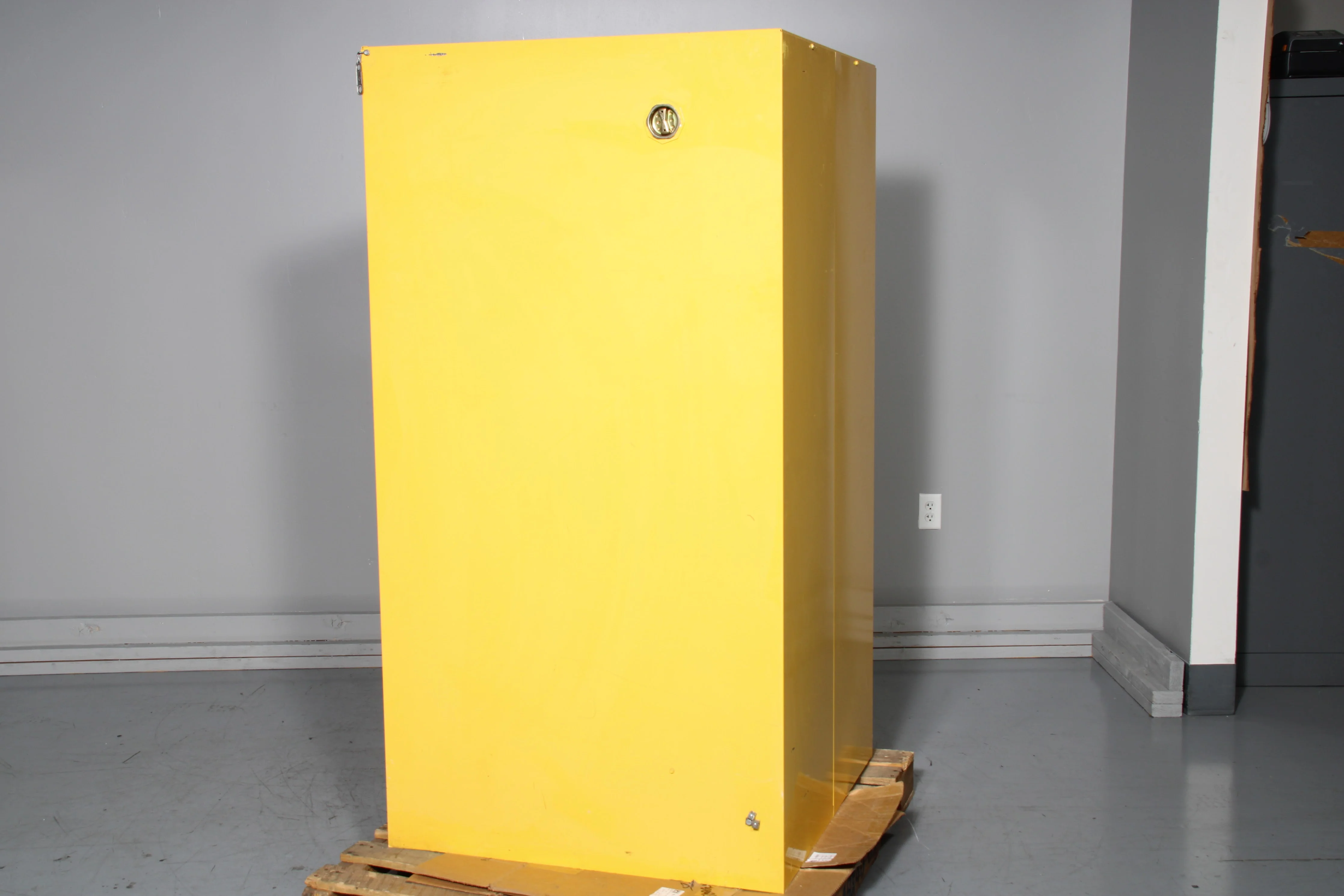 Justrite 25602 60 Gal Flammable Safety Cabinet With 2x Shelves - Fair Condition - Image 2