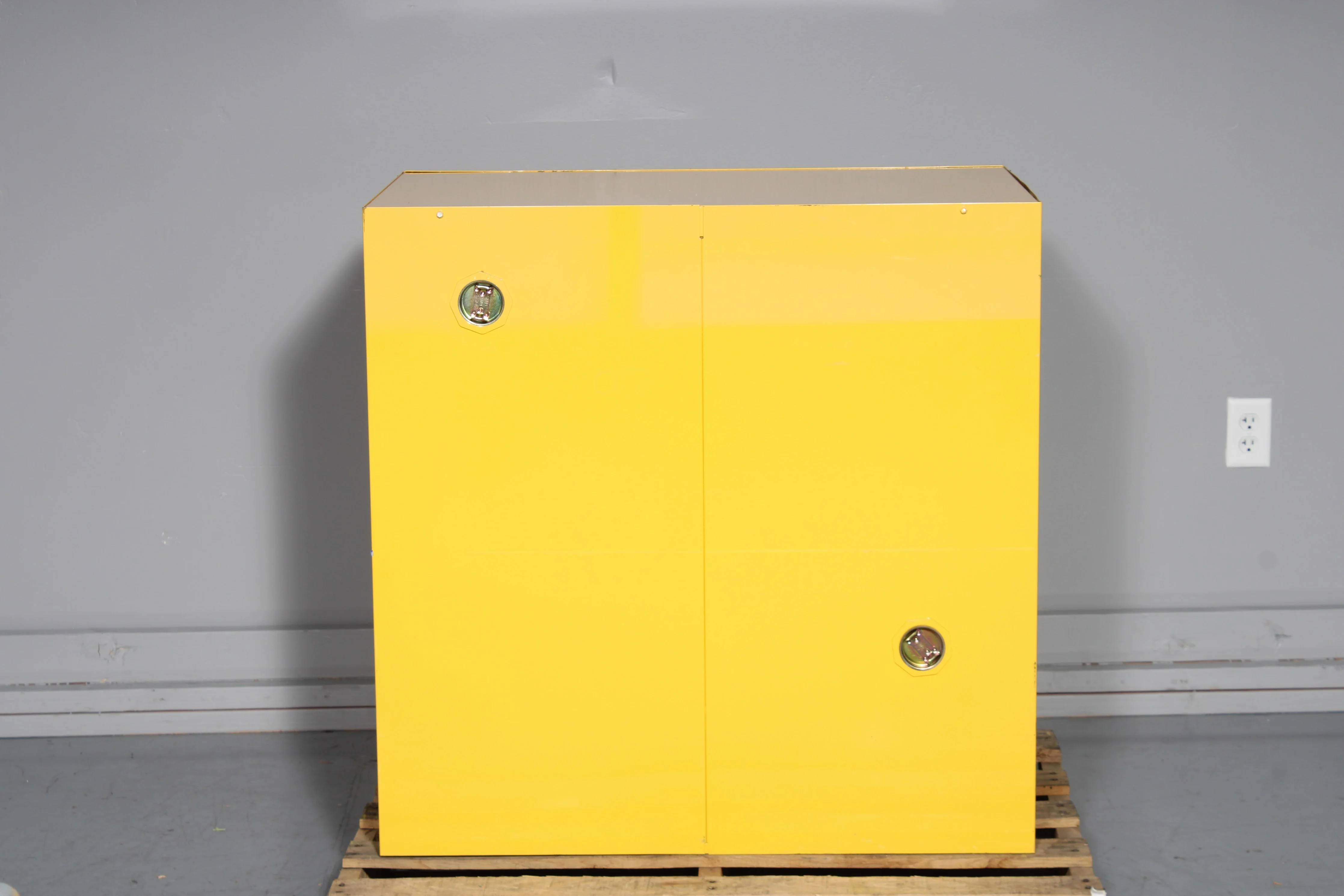 Justrite 892320 22 Gallon Undercounter Flammable Cabinet With 1x Shelf and Key - Image 3
