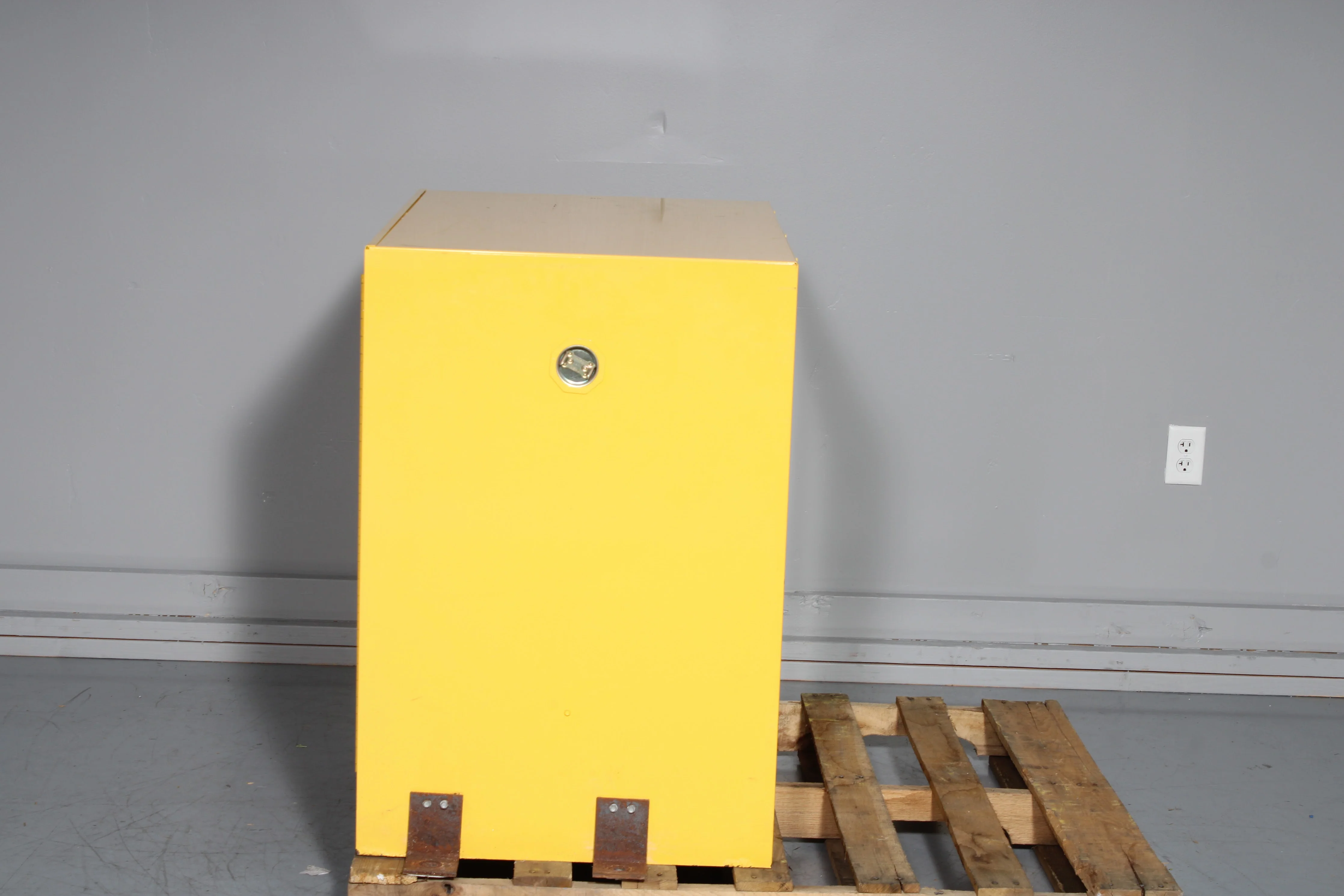 Justrite 893300 30 Gallon Flammable Cabinet W/ 1x Shelf and Key - Fair Condition - Image 2