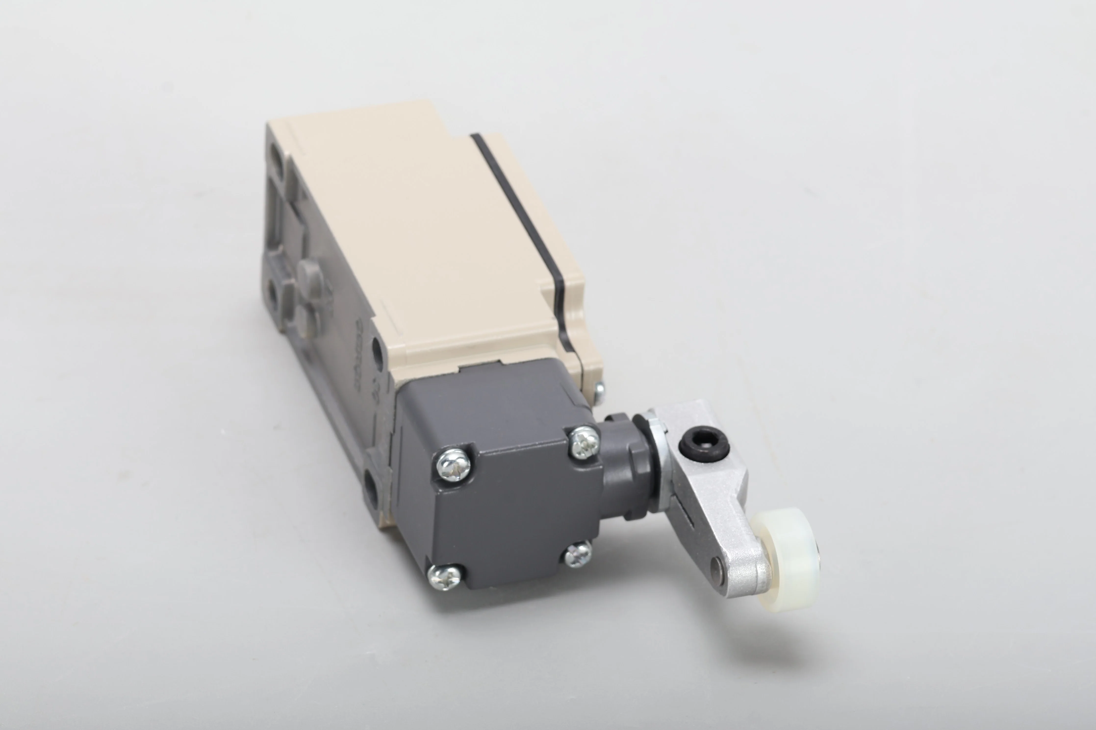 Omron D4B-4111N Limit Switch - Image 5