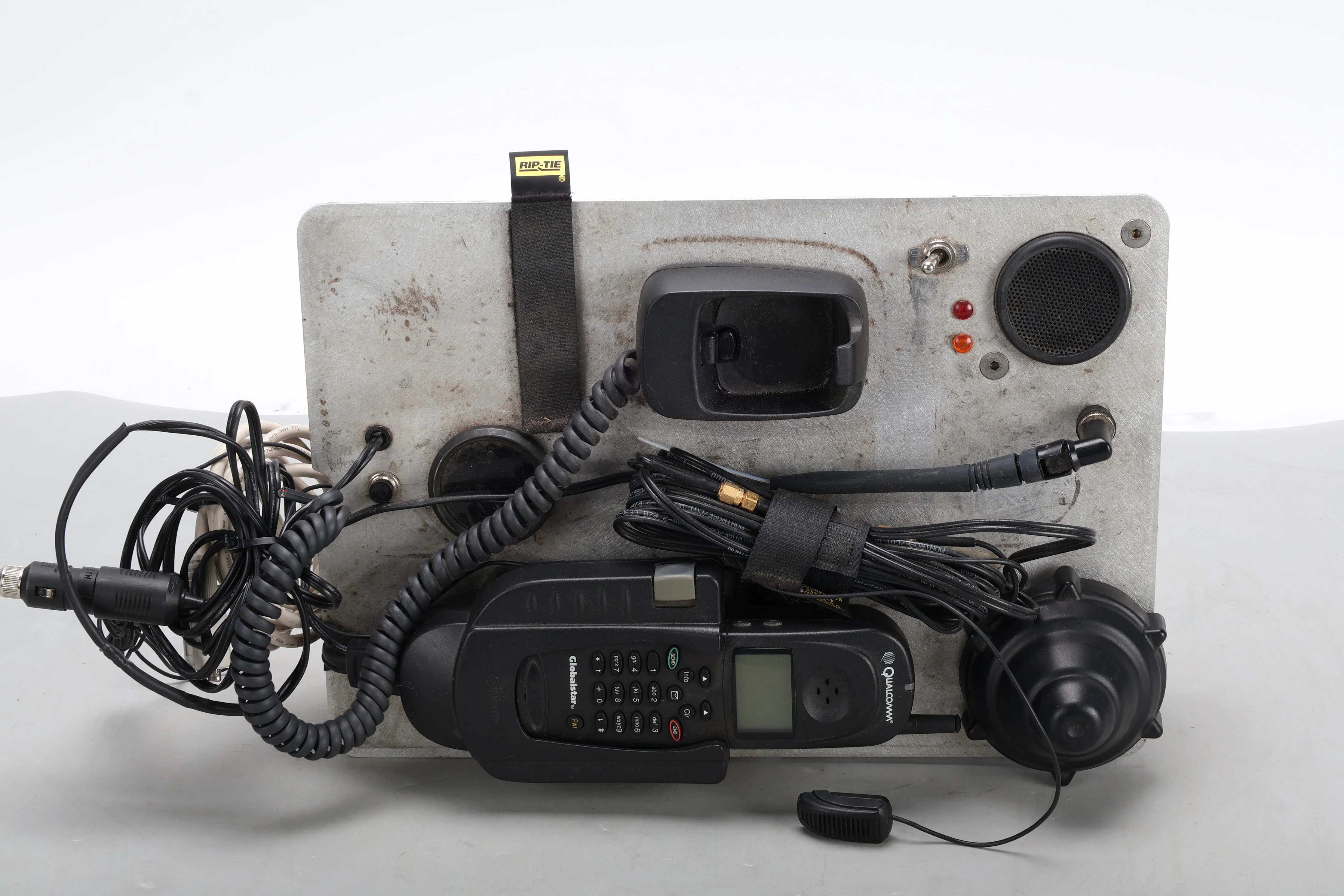 Qualcomm GSP-1600 Portable Phone Kit W/ GCK-1250 Hands-Free Car & GSP-1600 Base - Image 2