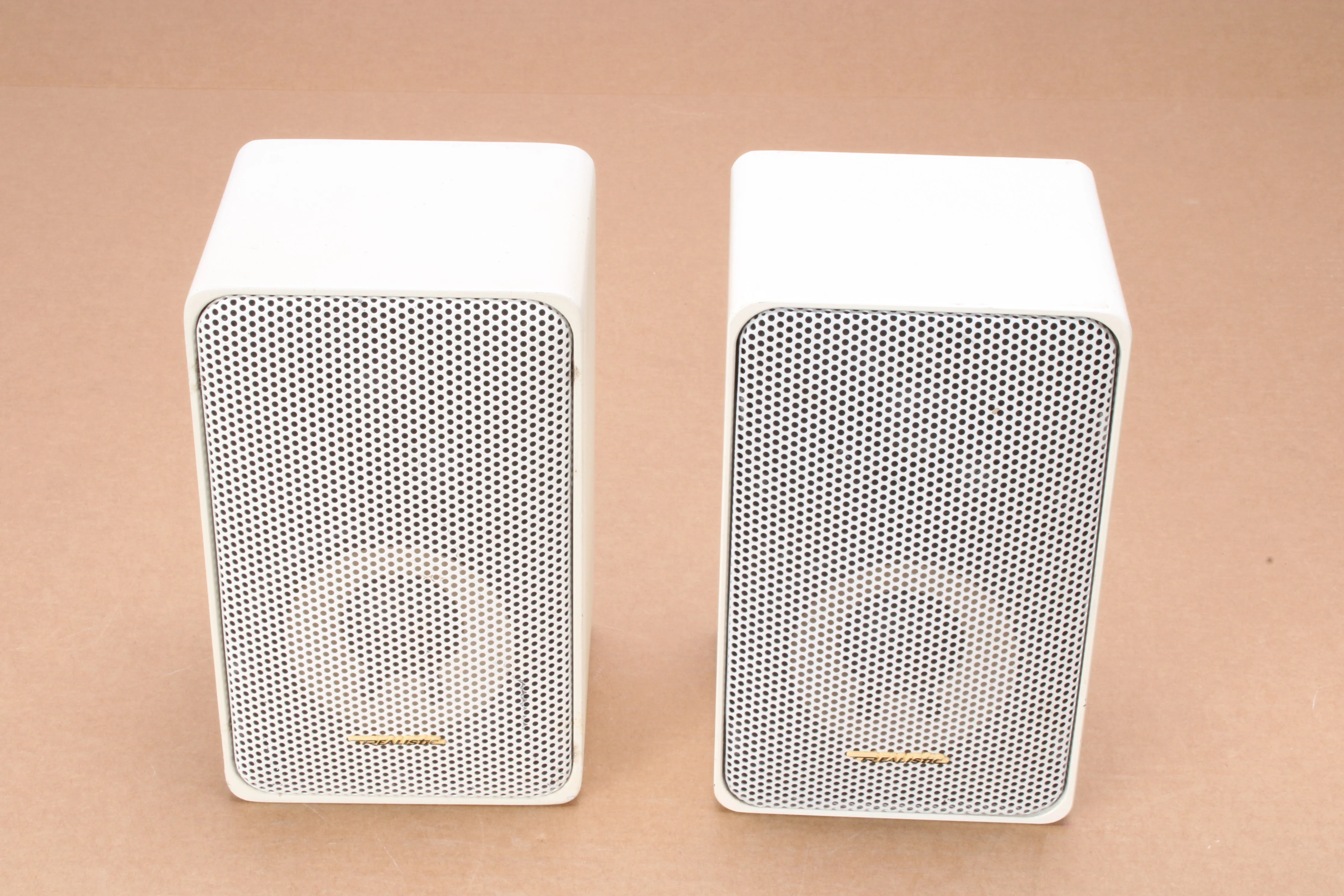 Realistic Minimus -7 Bookshelf Speaker 40-2045 White Pair W/ Wall Mount - Fair