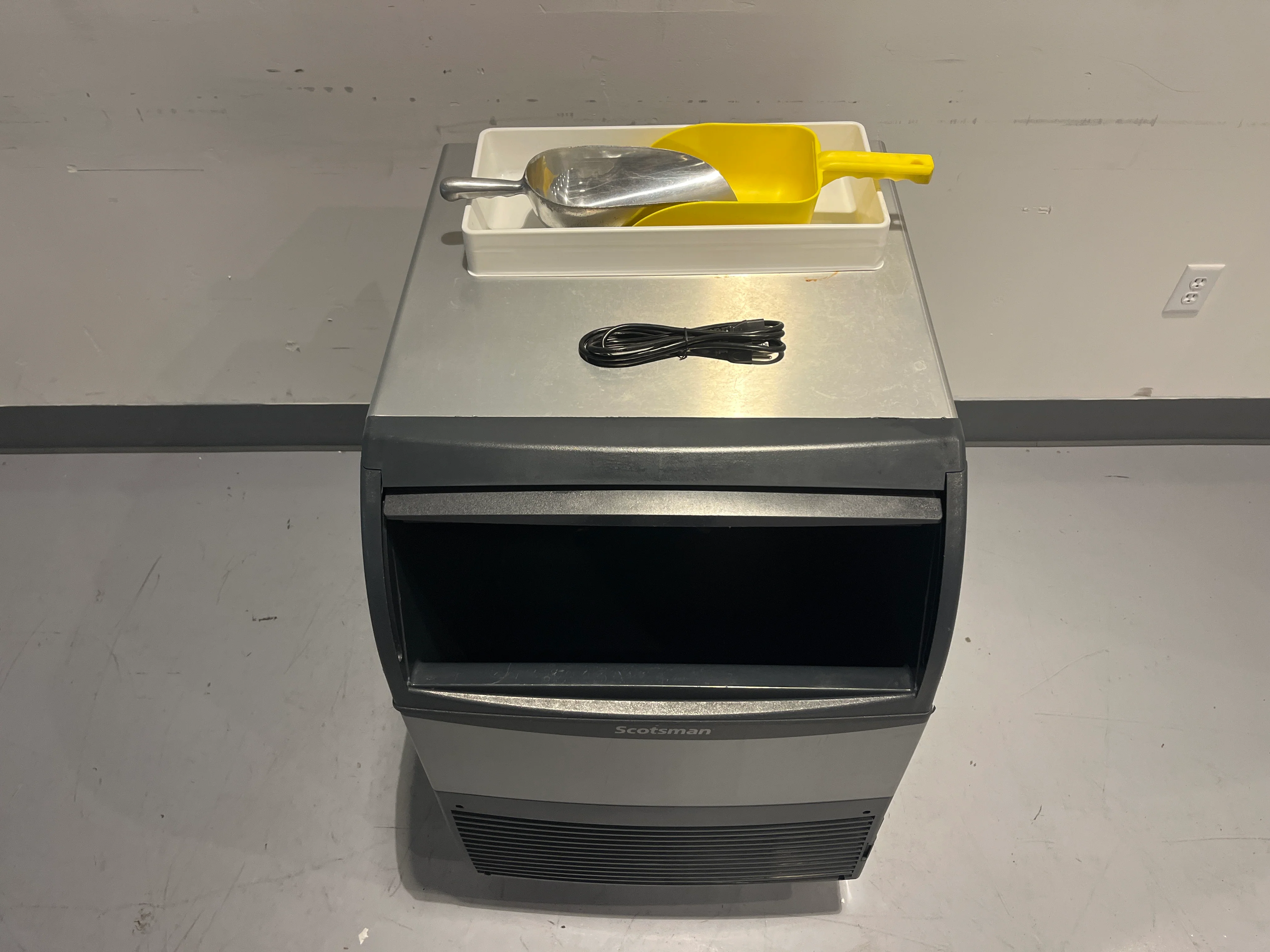 Scotsman UF424A-1 Undercounter Flake Ice Maker With 2x Scoops and 1x Tray - Fair - Image 2