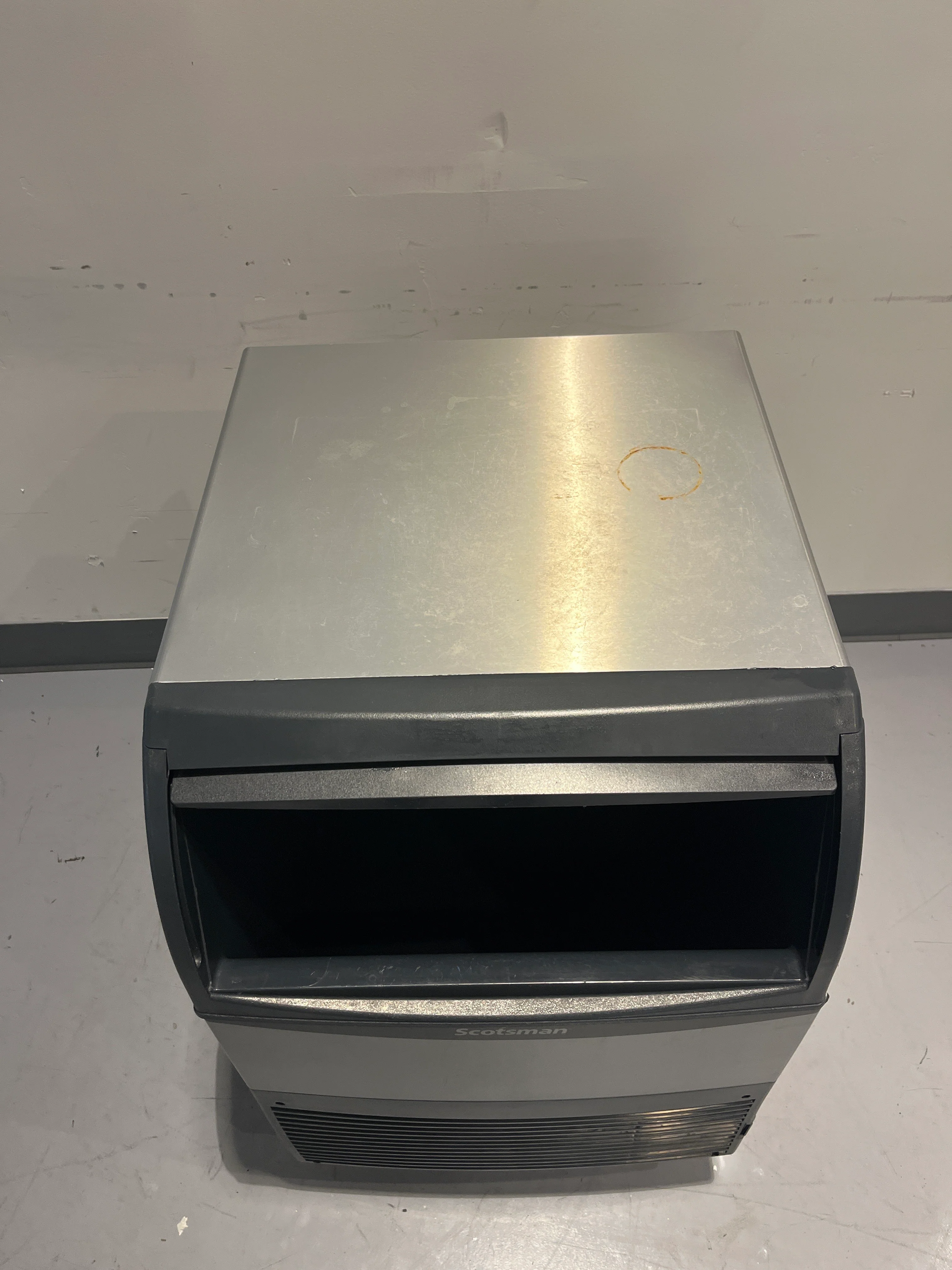 Scotsman UF424A-1 Undercounter Flake Ice Maker With 2x Scoops and 1x Tray - Fair - Image 3
