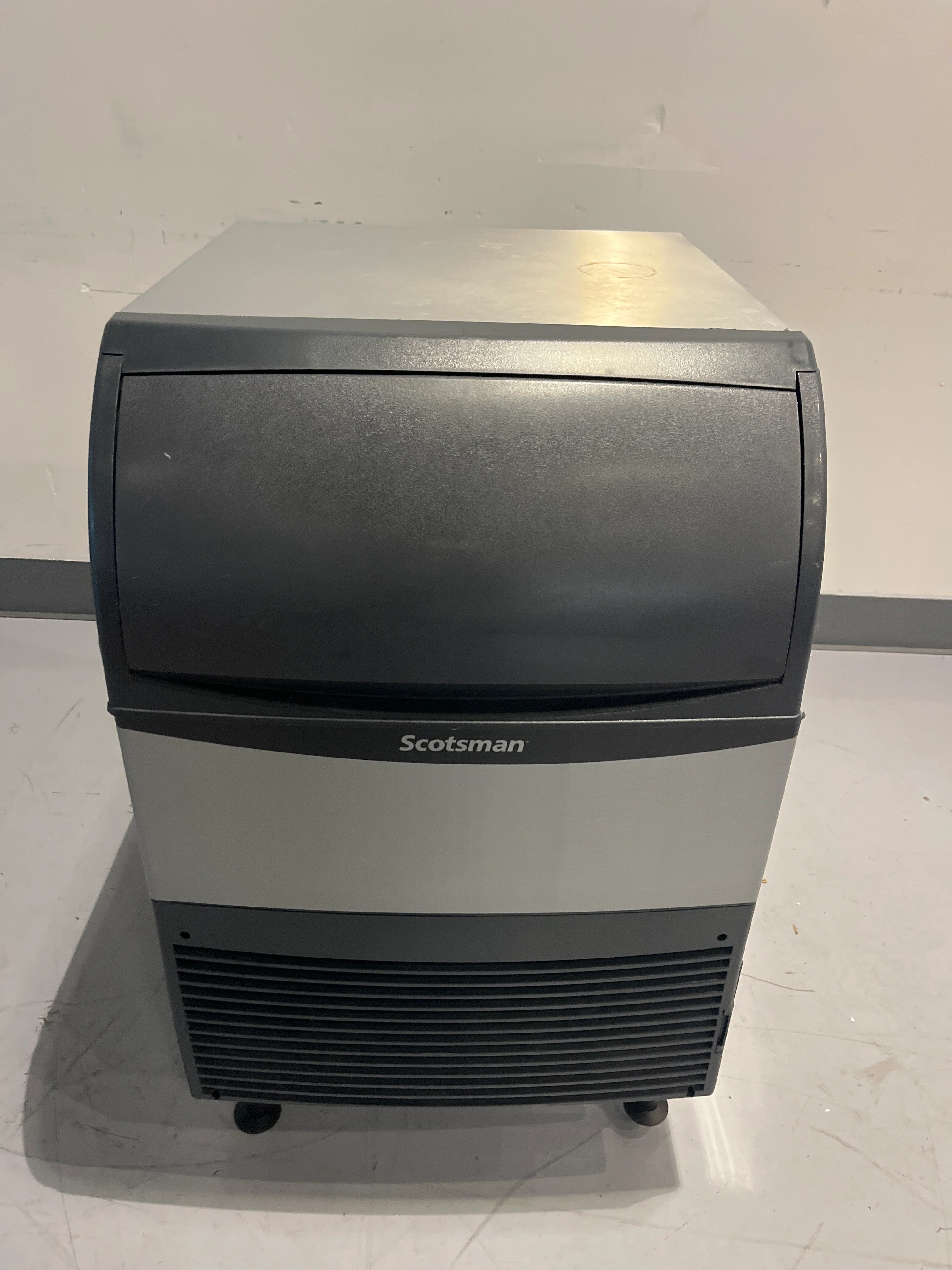 Scotsman UF424A-1 Undercounter Flake Ice Maker With 2x Scoops and 1x Tray - Fair - Image 5