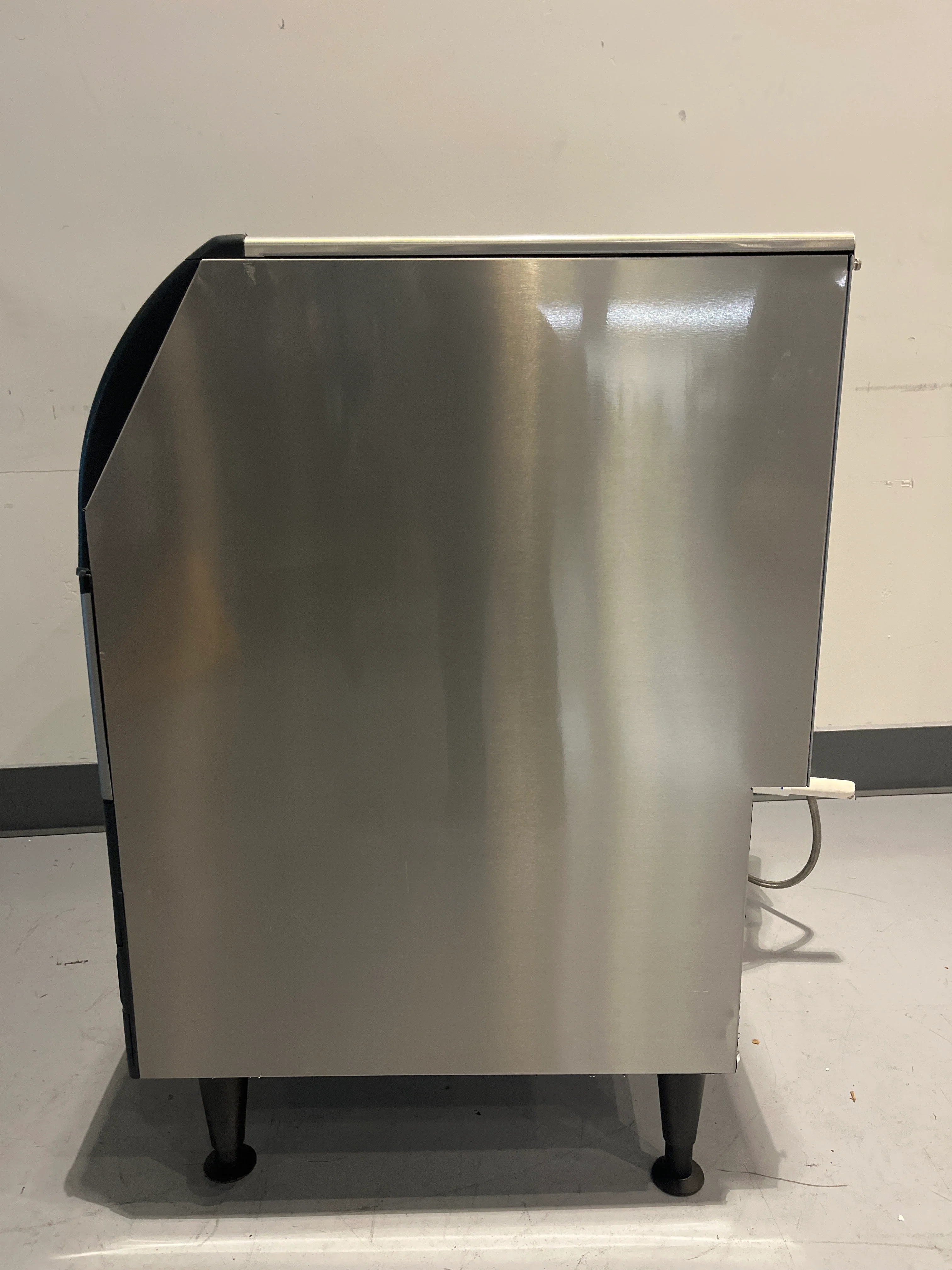 Scotsman UF424A-1 Undercounter Flake Ice Maker With 2x Scoops and 1x Tray - Fair - Image 8