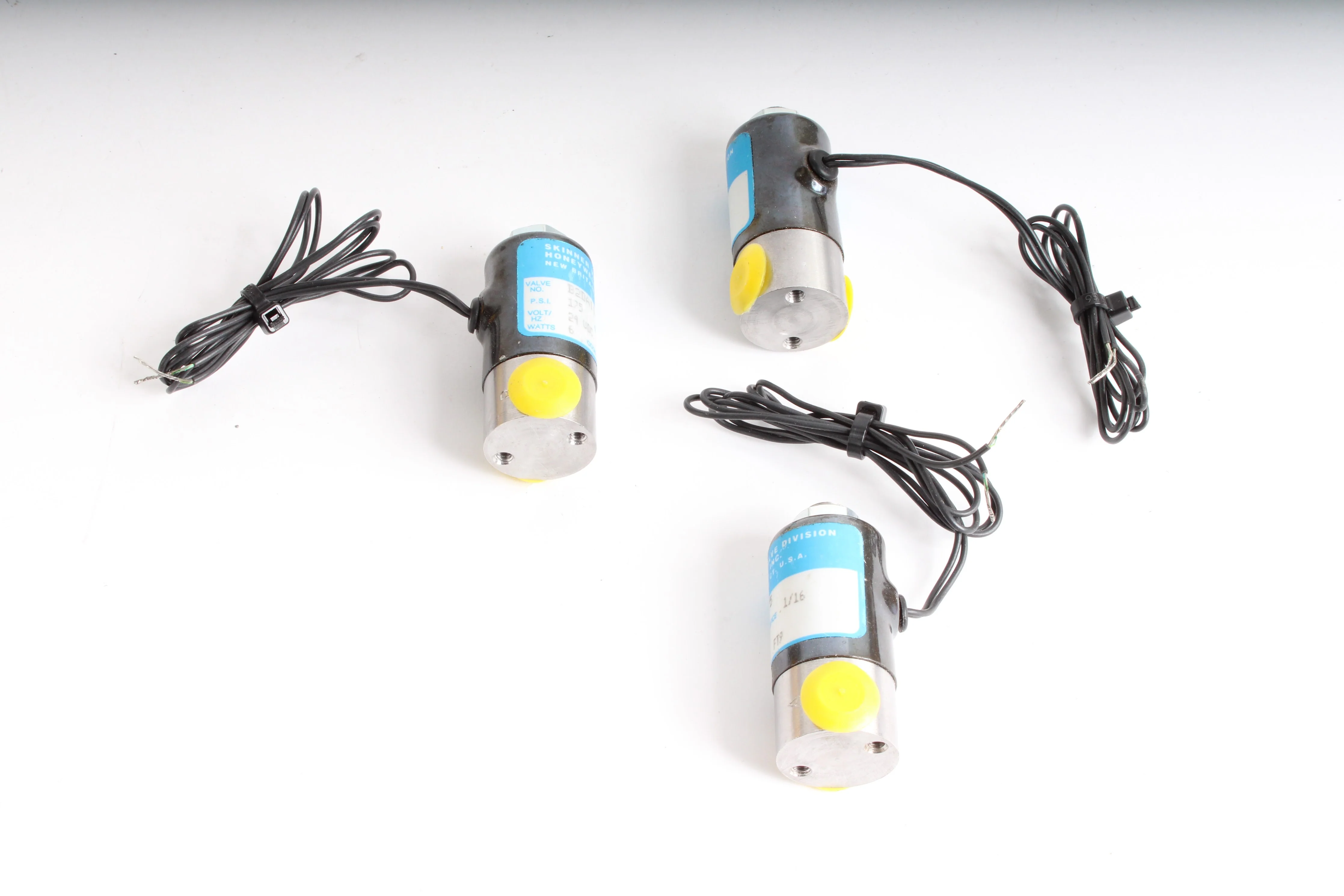 Skinner B2DA1175 1/16" NPT 24VDC 6W 175 PSI Solenoid Valve Lot of 3