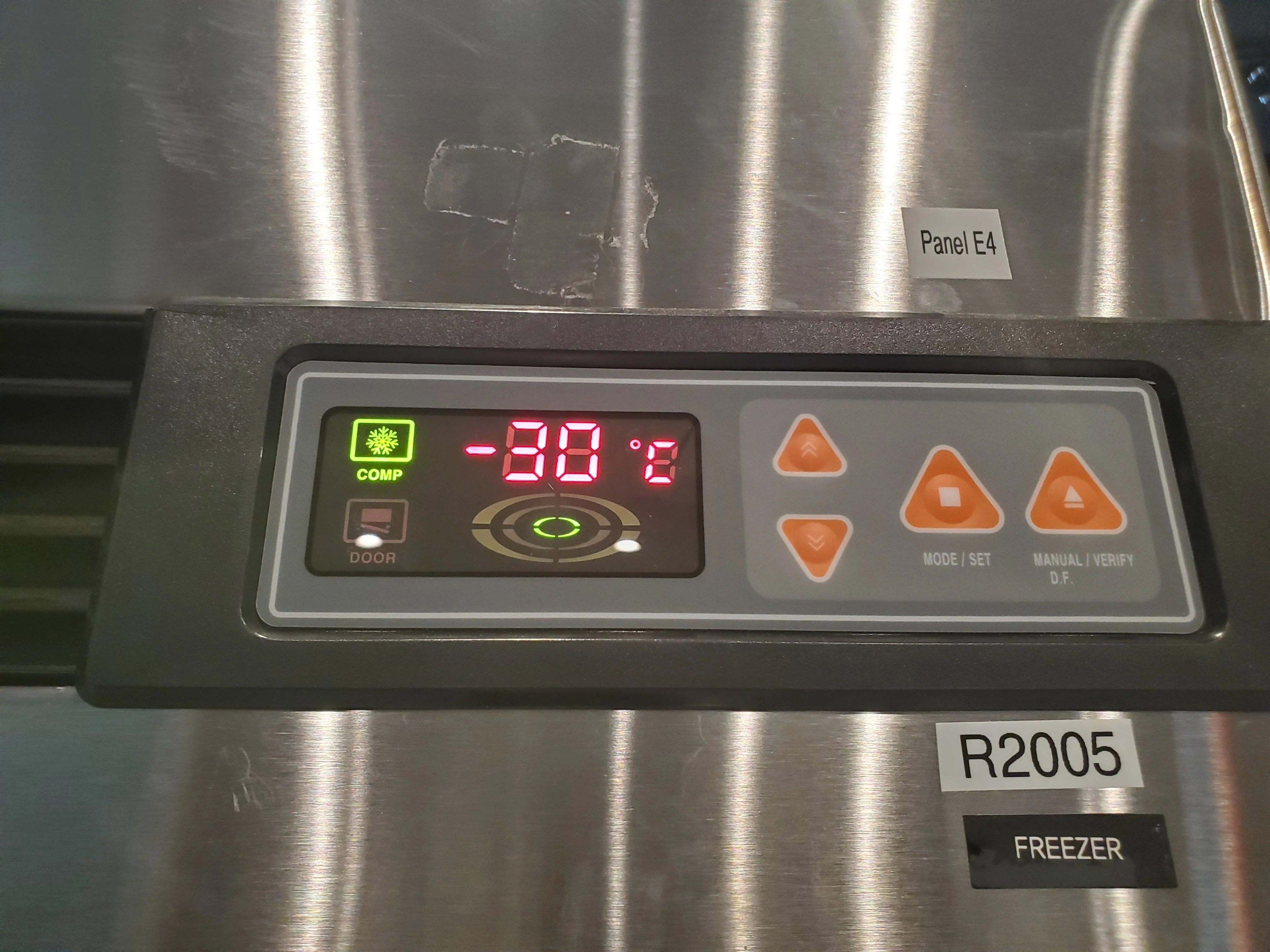 Summit AFS23ML 28" W 23 Cu. Ft. Pharma Lab Freezer 115V W/ 1x Key and 3x Shelves - Image 2
