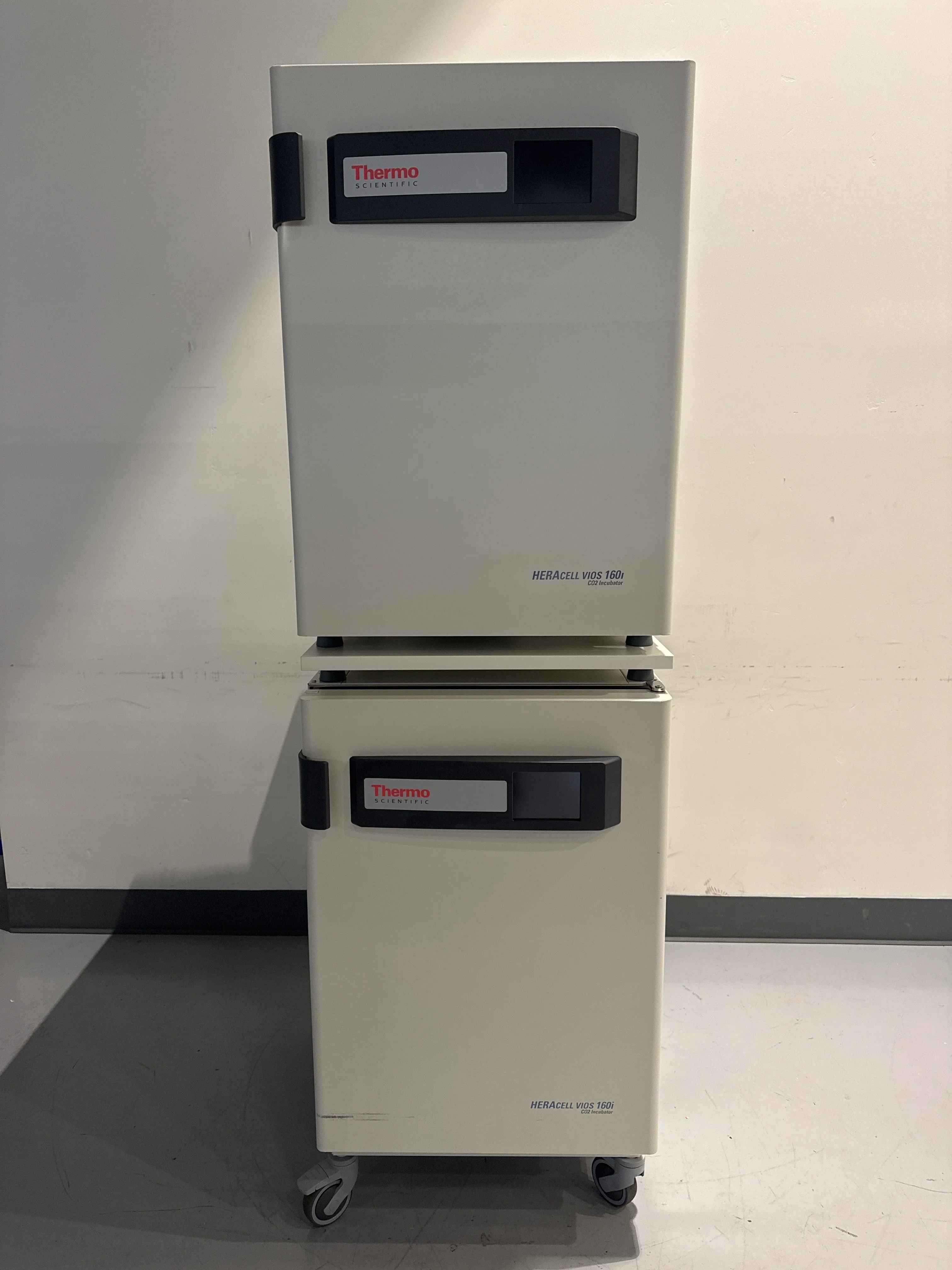 Thermo HERAcell Vios 160i CO2 Dual Stack With Cables, Shelves, Hoses – Fair