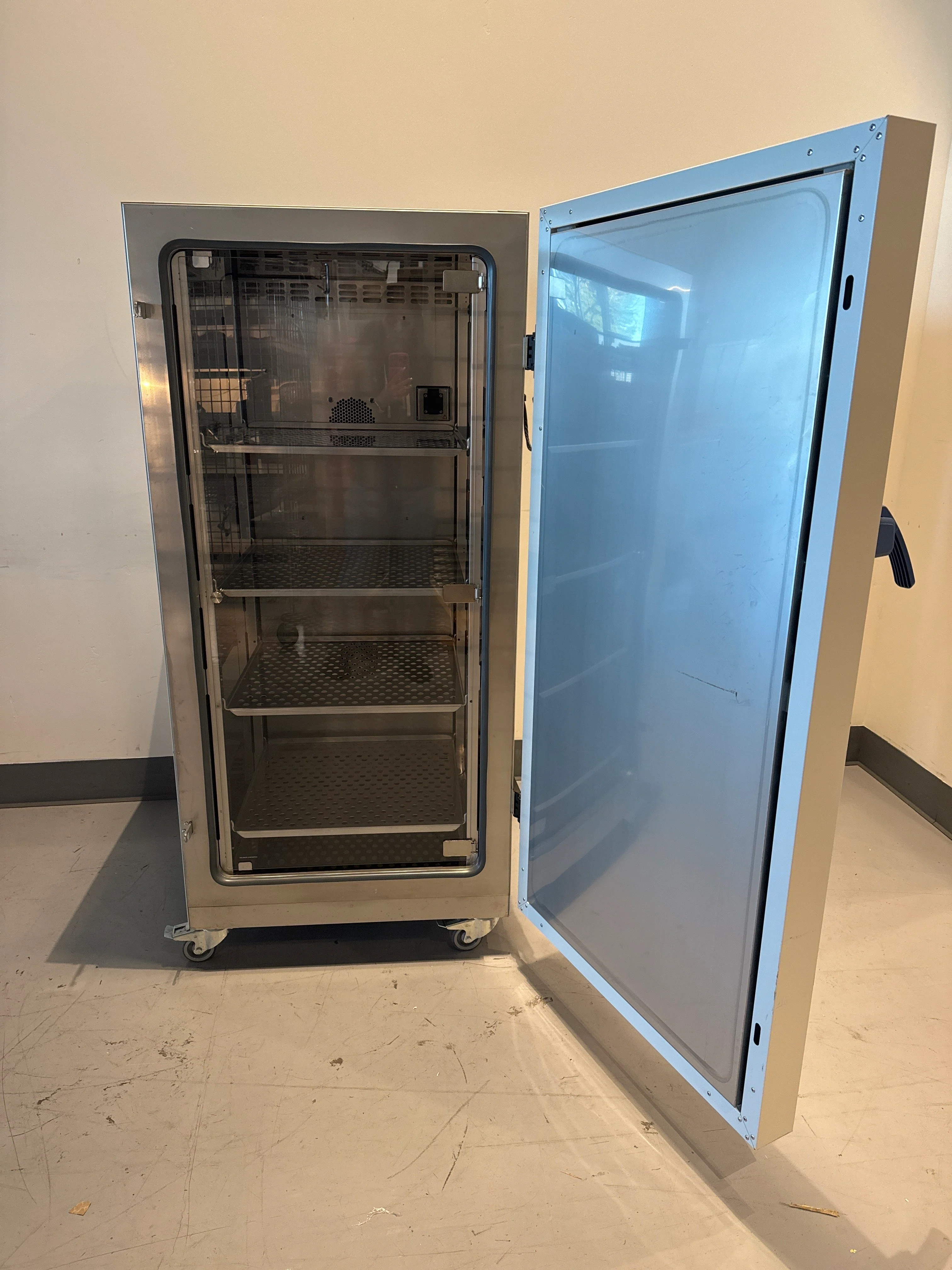 Thermo Scientific IMP400 Heratherm Refrigerated Incubator 120V With 4x Shelves - Image 2