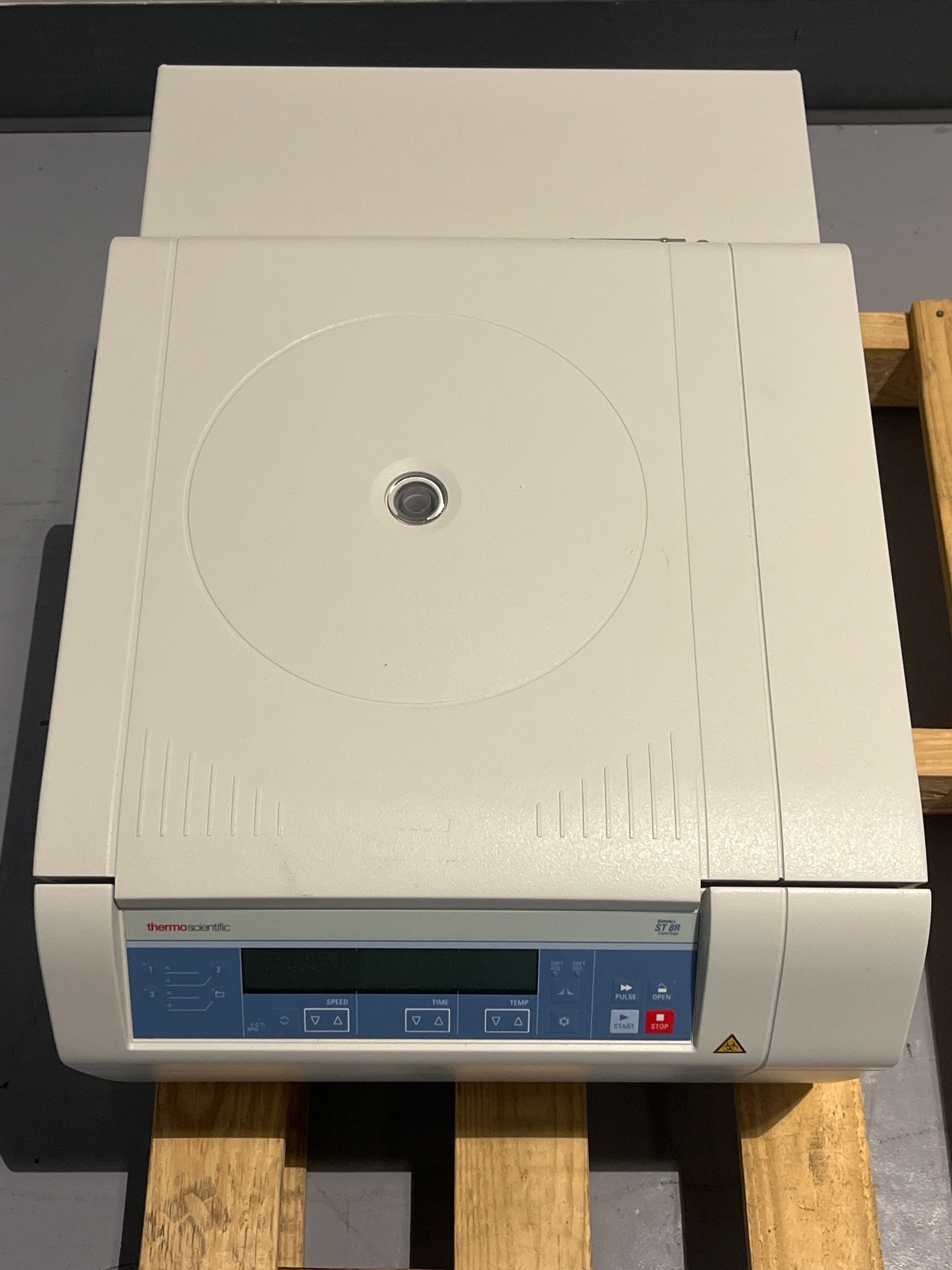 Thermo Scientific Sorvall ST 8R Benchtop Centrifuge With 75005701 Rotor - Image 2