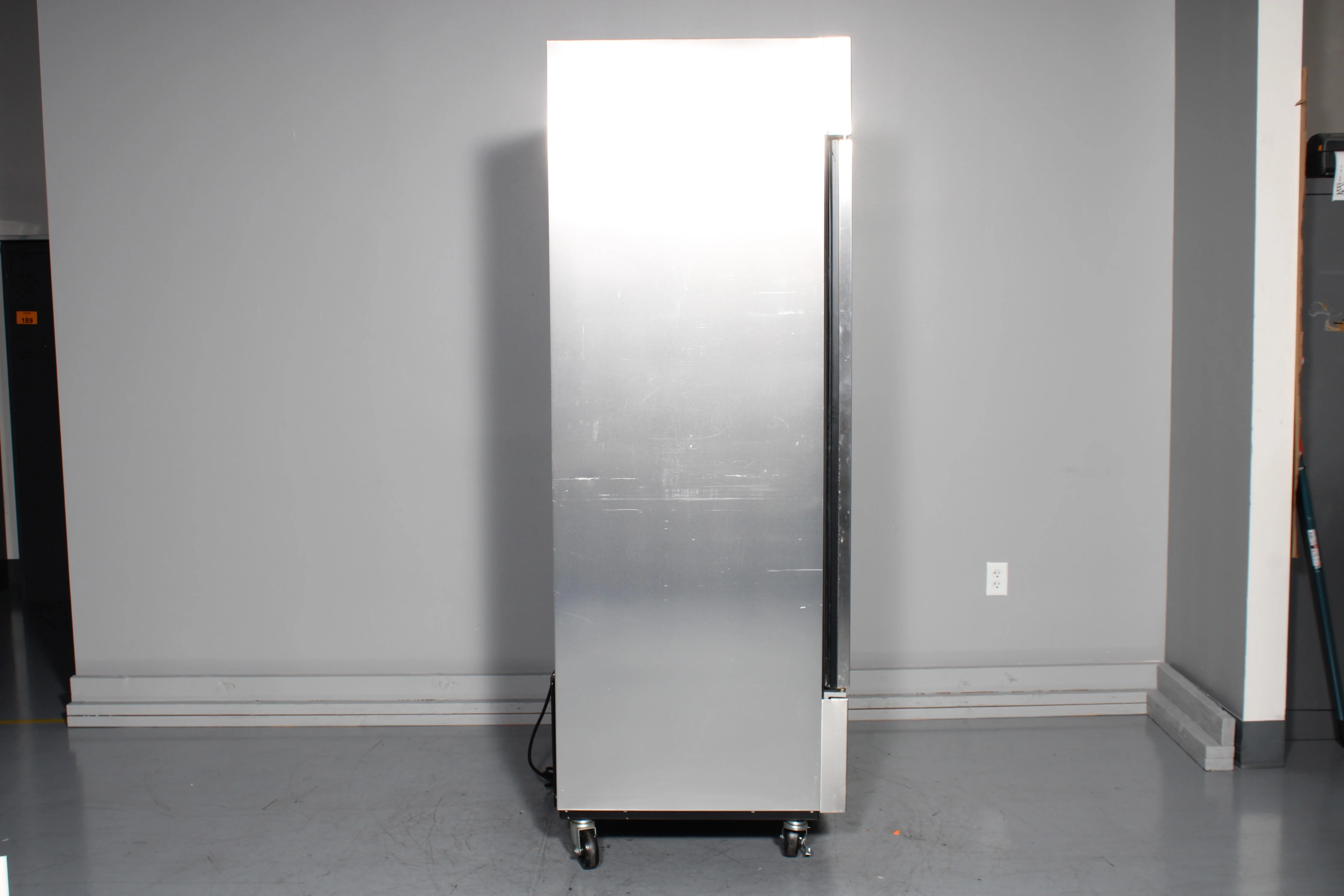 True T-49F-HC 54" Two Section Solid Door Reach In Freezer With 2x Shelves - Image 2