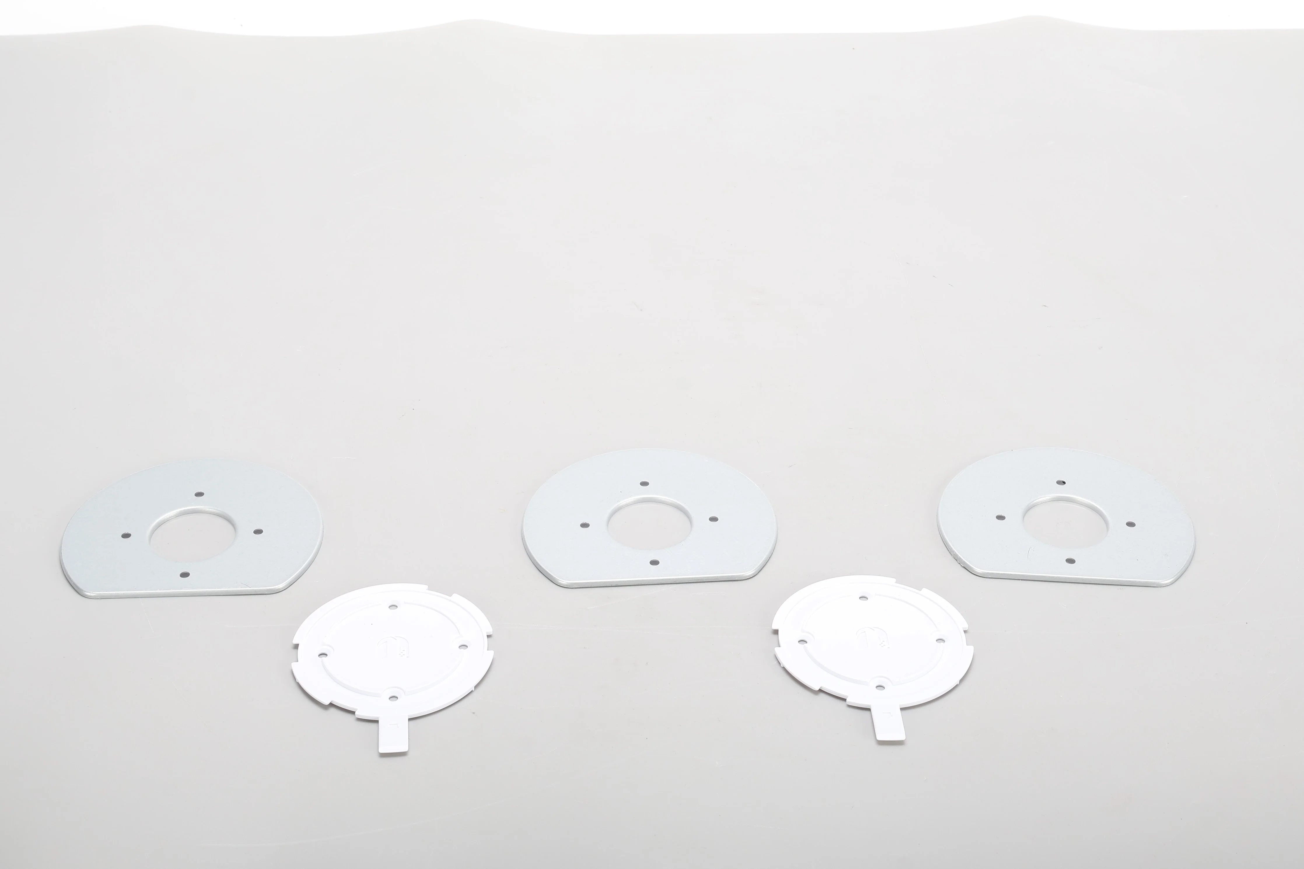 Ubiquiti UAP-AC-LITE Access Point Lot of 3 W/ 3x Brackets & 2x Plastic Brackets - Image 2