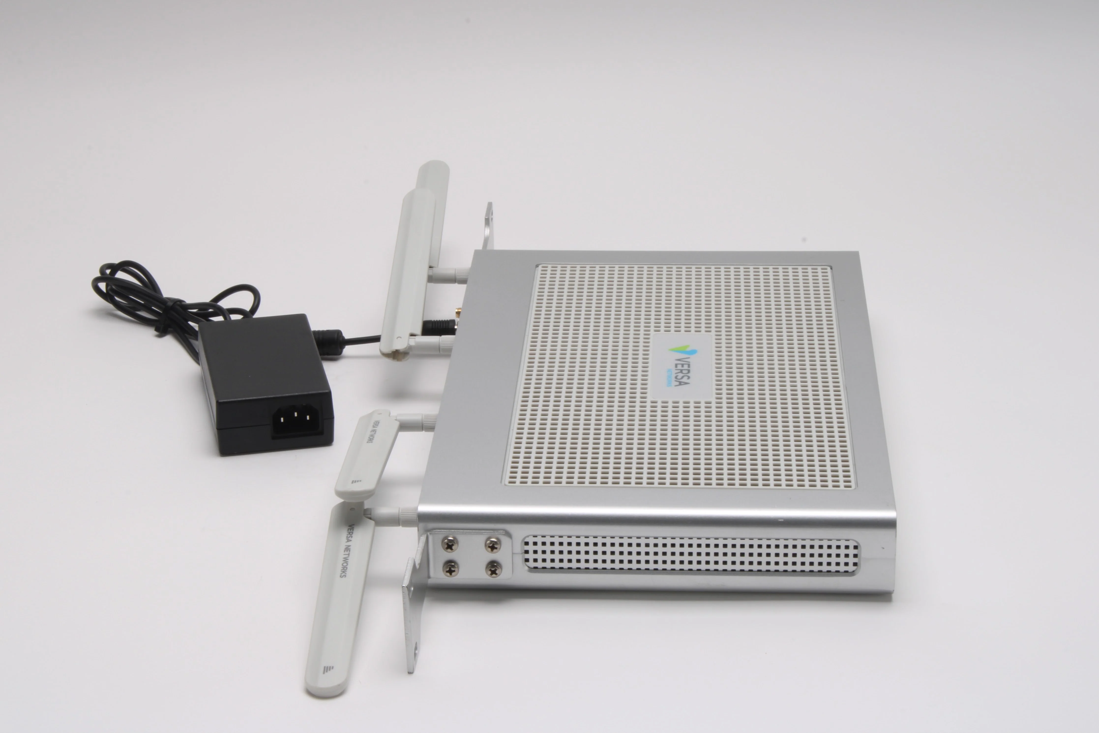 Versa Networks CSG750-2LA Router W/ Rack Ears, Power Adapter,4x Antennas Bundle - Image 2