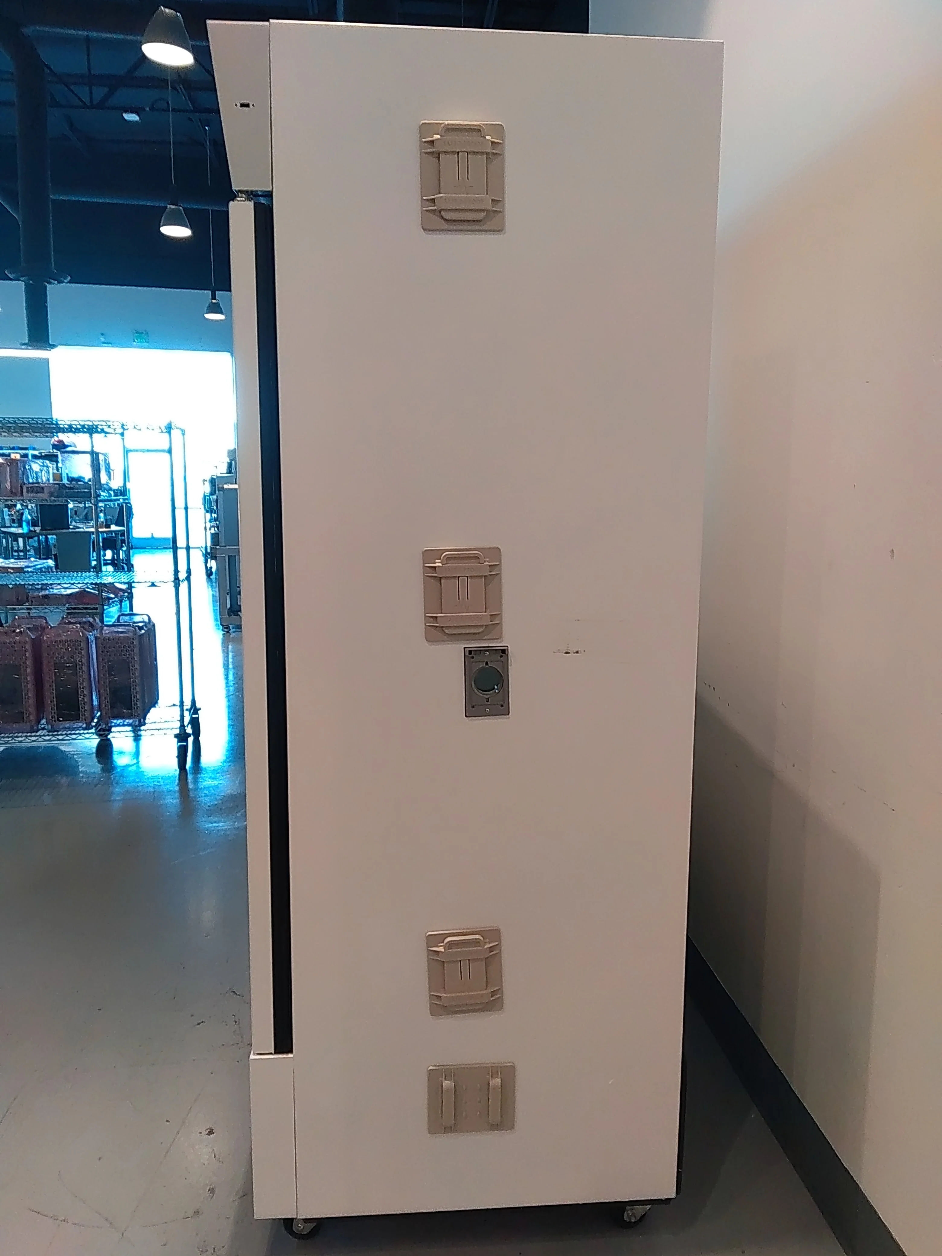 VWR HCCS-72 Triple Door High Performance Refrigerator 115V With 12x Shelves - Image 2