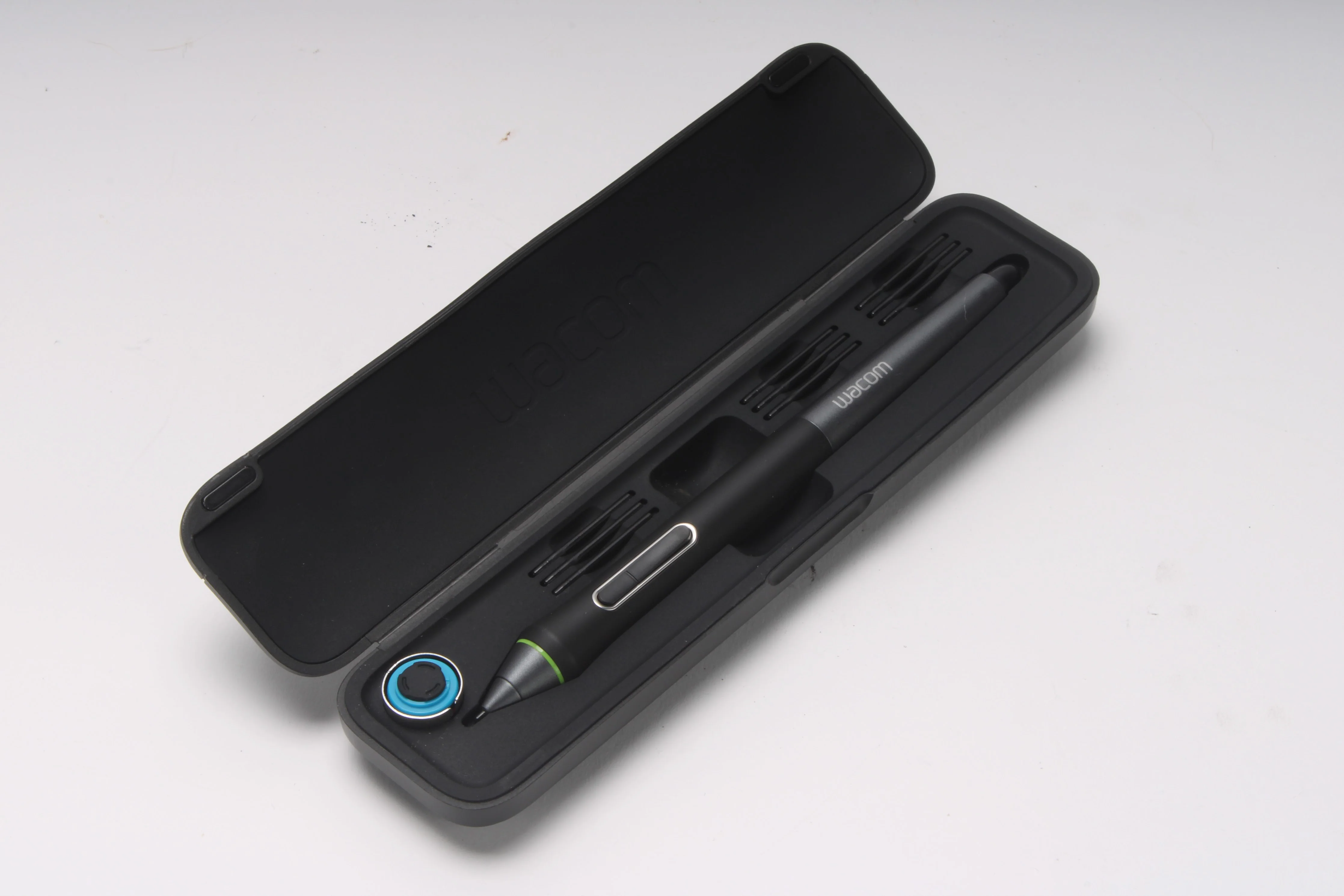 Wacom DTH-A1300 Pen With Case and Replacement Nibs - Image 3