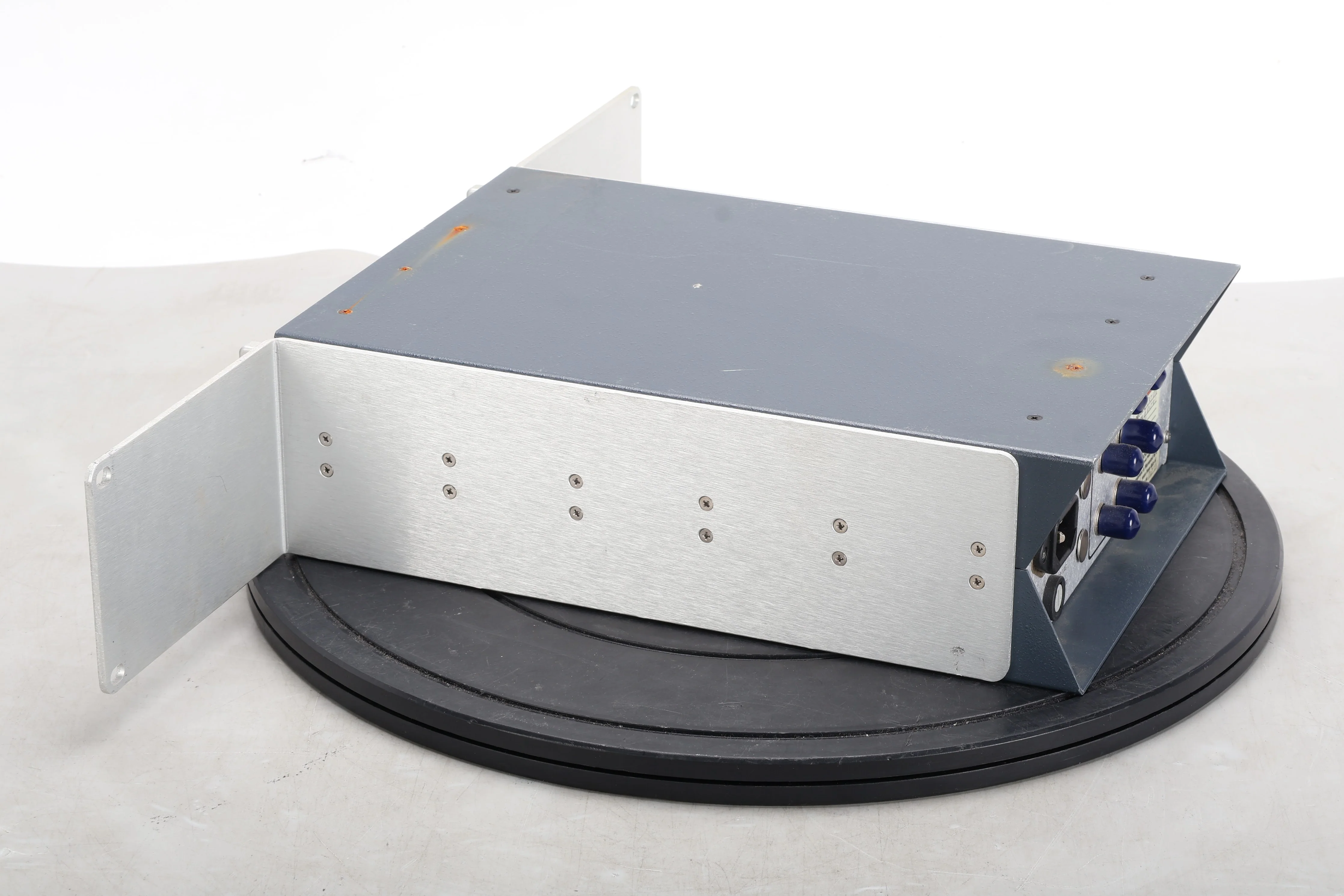 XL Microwave 500 Frequency Standard With Rack Ears and Option 145 - Fair - Image 2